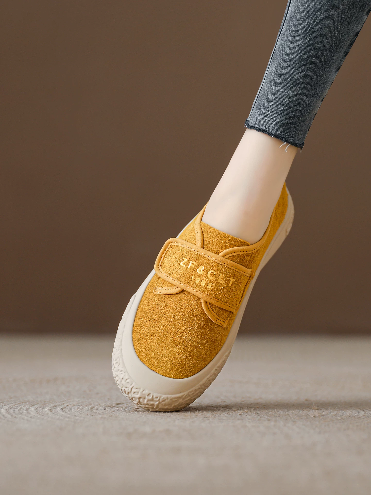 Giày lười Velcro cho nữ, giày retro da bò màu vàng, phong cách mới mùa xuân 2026, giày thể thao đế dày đa năng.