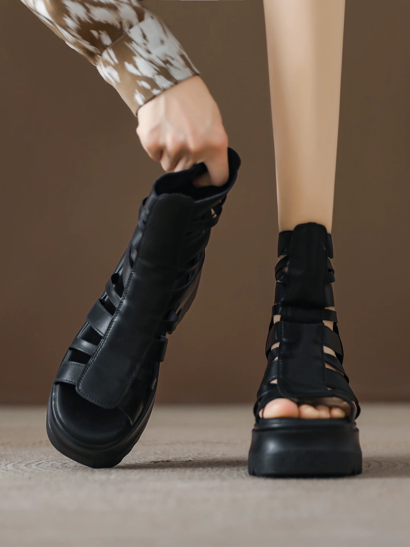 Giày sandal cao gót màu đen dành cho nữ, giày sandal đế dày tăng chiều cao, kiểu mới mùa hè 2026, giày La Mã cao cổ thoáng khí.