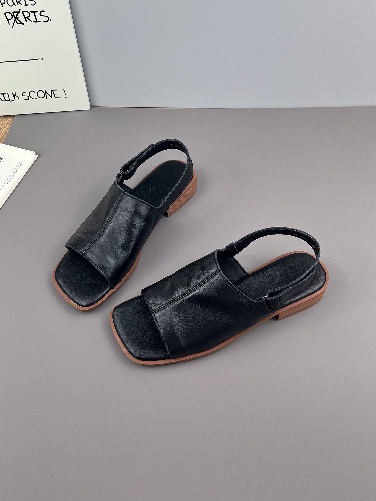Dép nữ da bò mềm cao cấp kiểu La Mã retro mùa hè 2026, đế thấp, thời trang, mũi hở, phong cách thường ngày