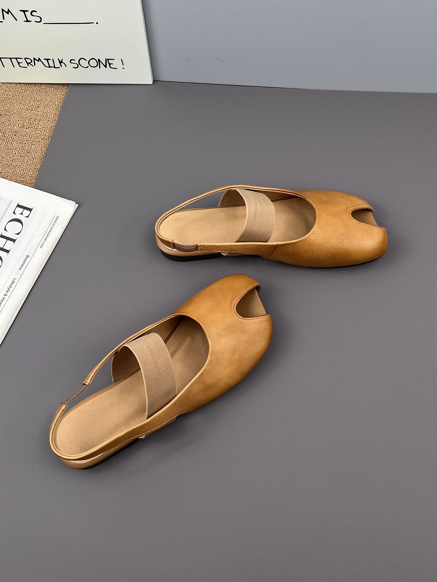 Dép quai thun da thật kiểu peep-toe dành cho nữ, thiết kế mới lạ mùa hè 2026, phong cách retro La Mã.