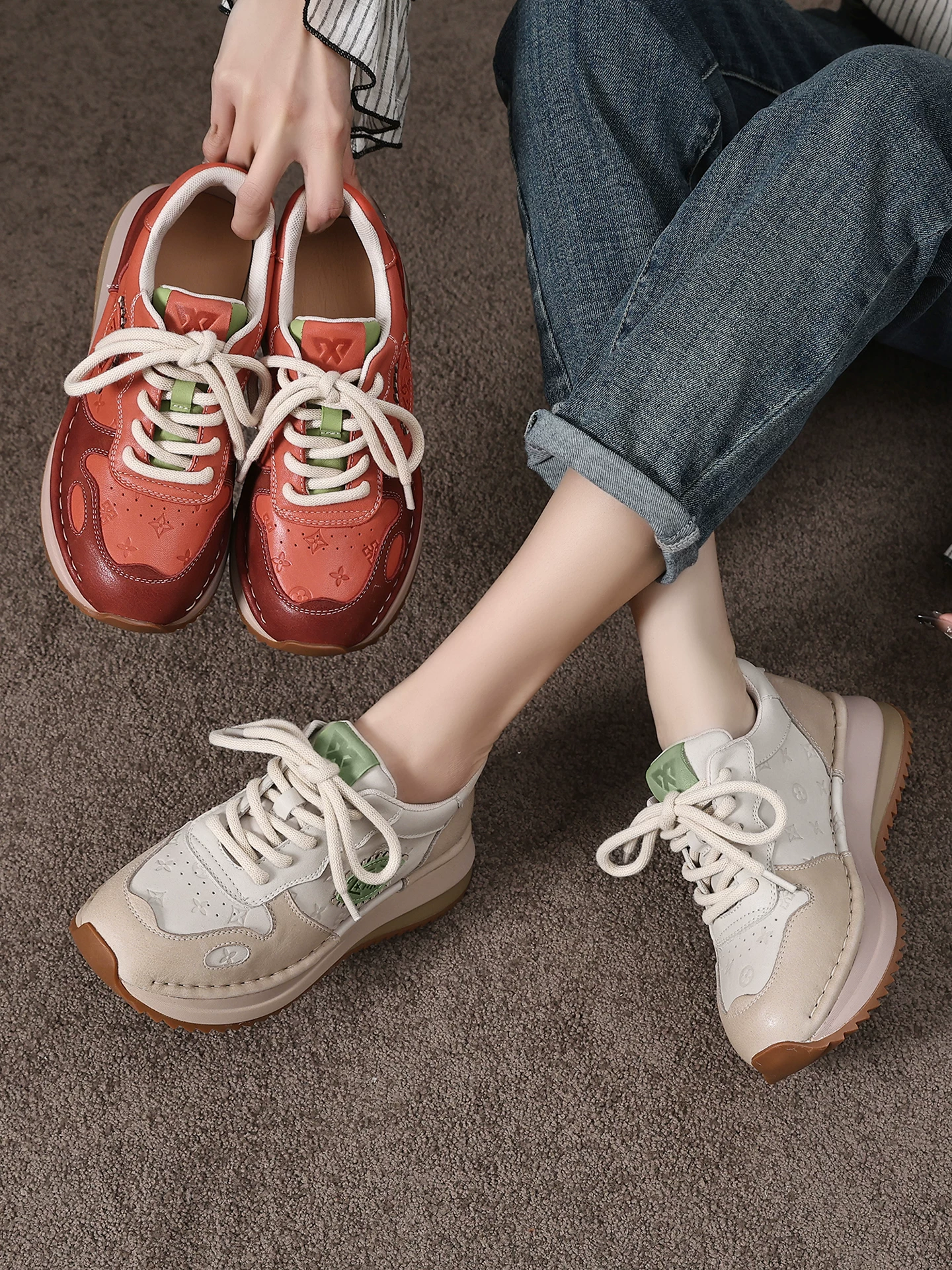 Giày bố da bò lớp đầu tiên màu đỏ retro dành cho nữ, giày Forrest Gump đế dày tăng chiều cao, giày thể thao thường ngày mới mùa xuân 2026.