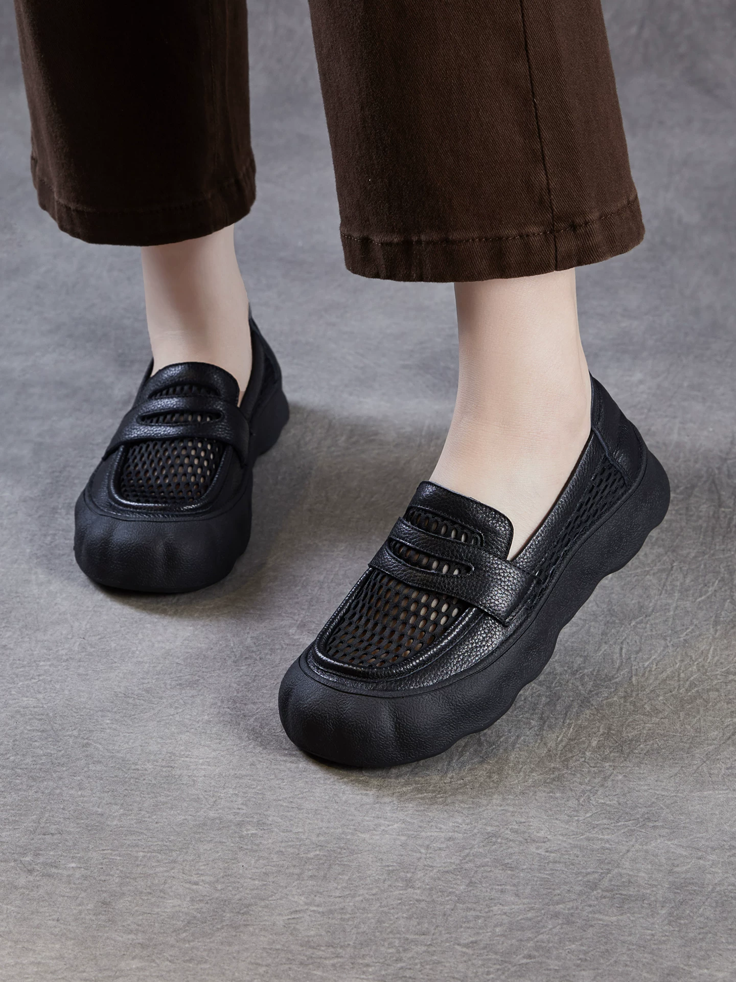 Giày lười lưới cho nữ, dép đế mềm kiểu slip-on, phong cách mới mùa hè 2026, giày da thường ngày thoáng khí, thiết kế rỗng.