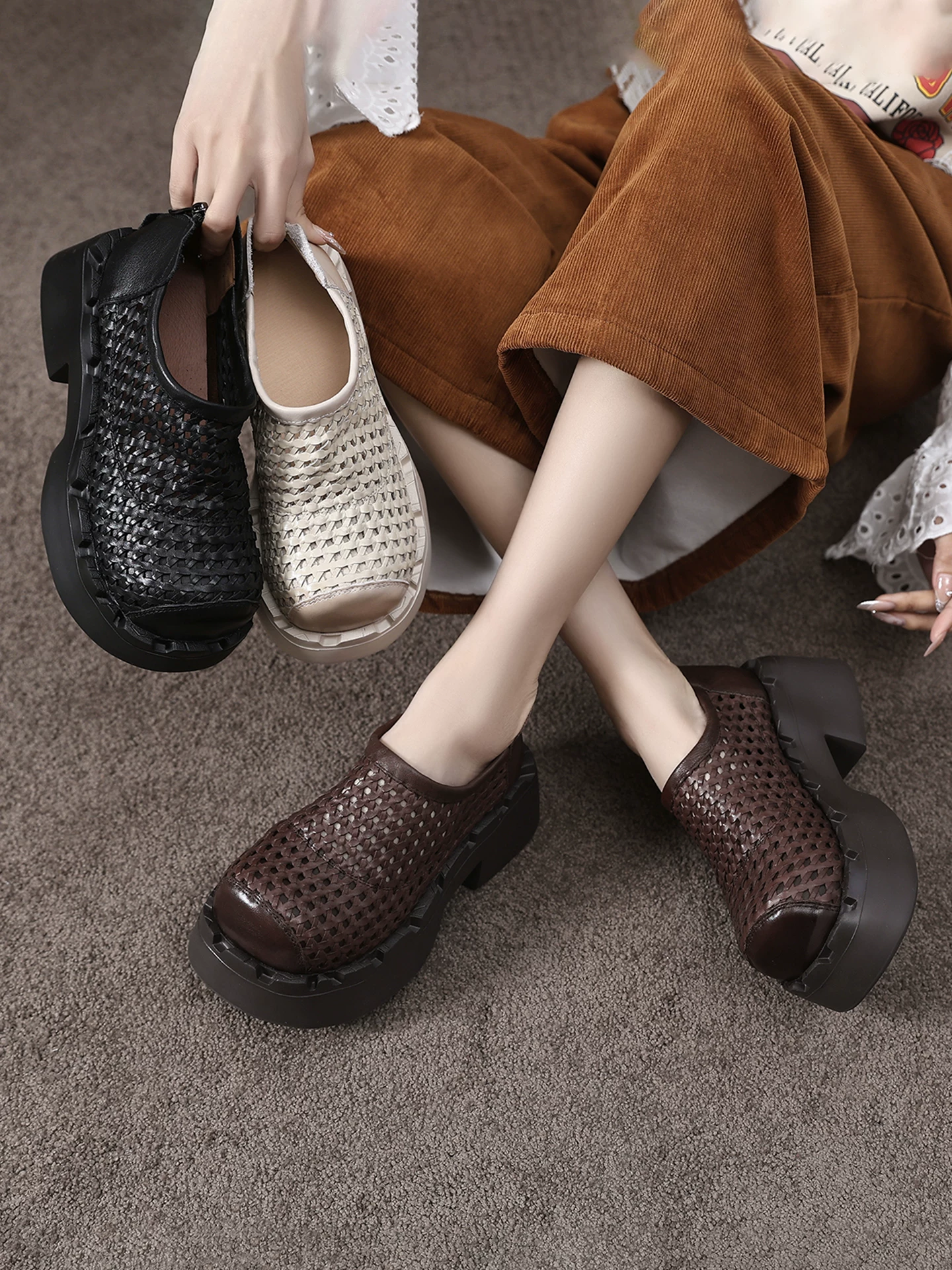 Giày sandal nữ đế dày, gót cao, kiểu dáng mới mùa hè 2026, giày nữ tăng chiều cao, giày La Mã da bò đục lỗ phong cách cổ điển.