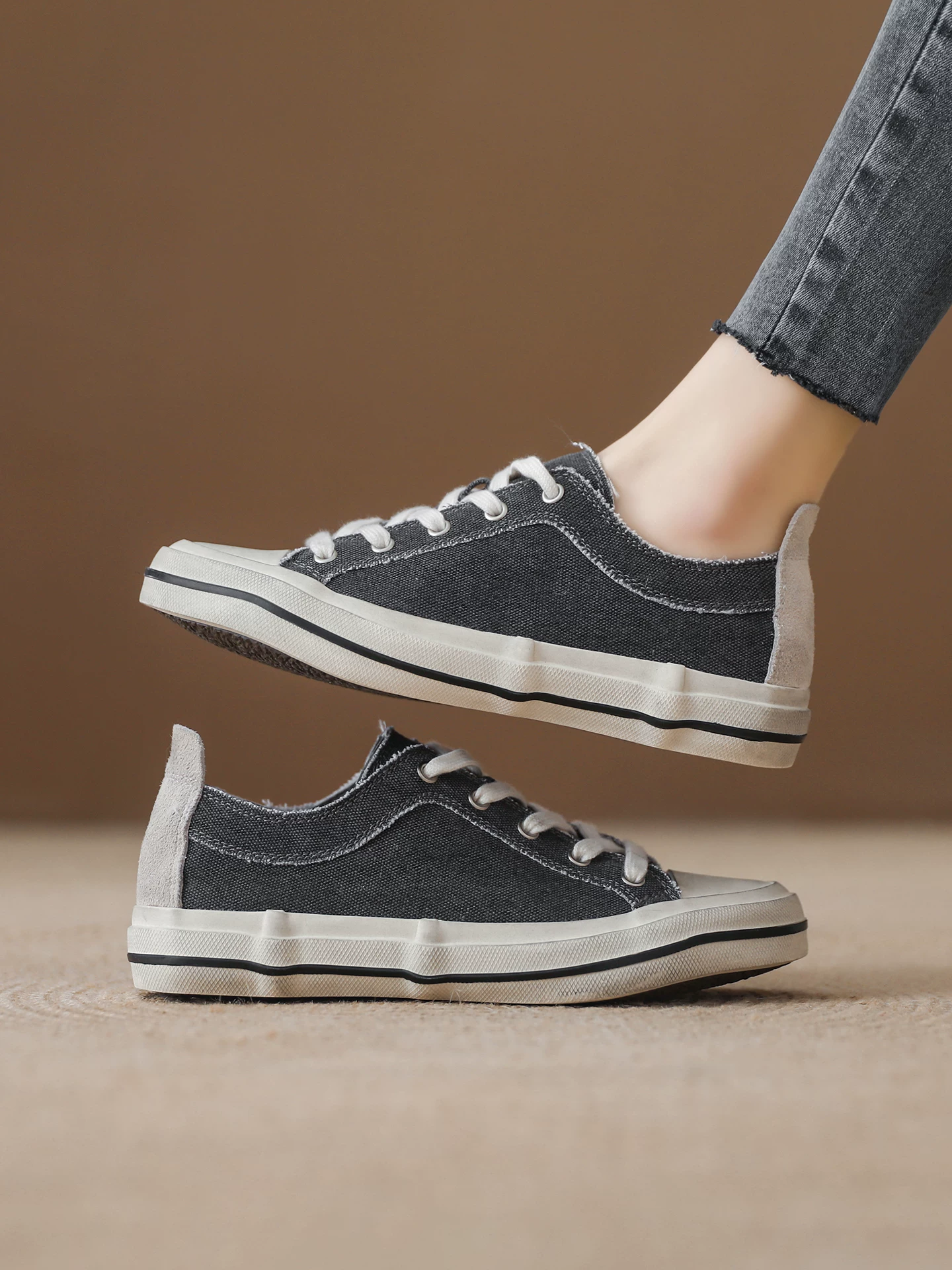 Giày vải denim đỏ nữ, phong cách vintage cũ kỹ, giày thể thao thường ngày mới mùa xuân 2026, giày ván trượt thể thao nữ.