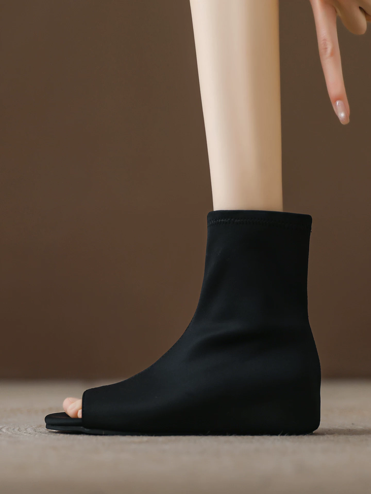 Giày sandal hở mũi tăng chiều cao bên trong dành cho nữ, bốt ngắn ôm sát co giãn, kiểu dáng mới mùa hè 2026, sandal cao cổ màu đen giúp thon gọn vóc dáng.
