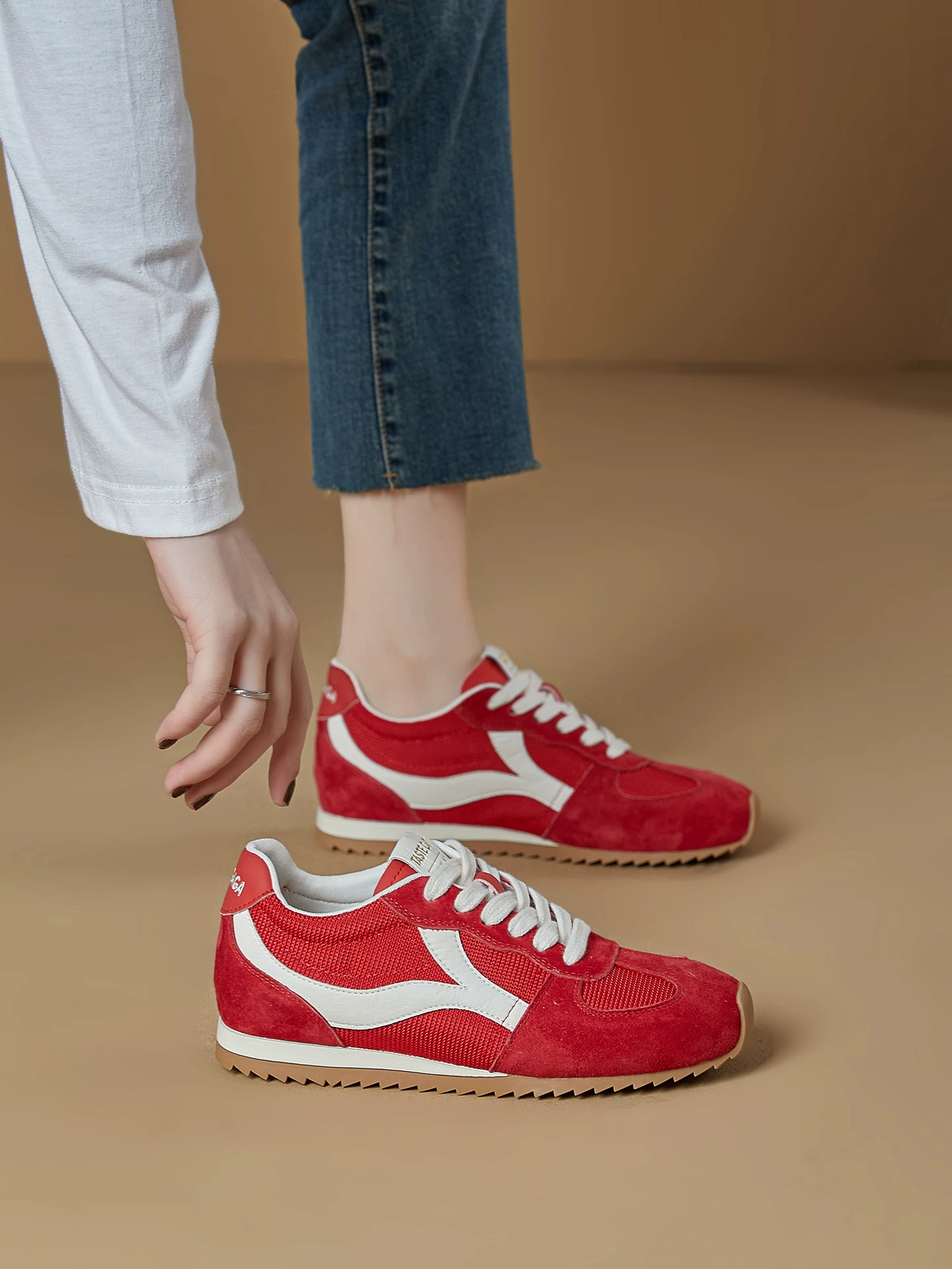 Giày thể thao Đức tăng chiều cao phong cách retro màu đỏ dành cho nữ, mẫu mới xuân 2026, giày thể thao nhẹ thoáng khí, kiểu dáng thường ngày dành cho nữ.