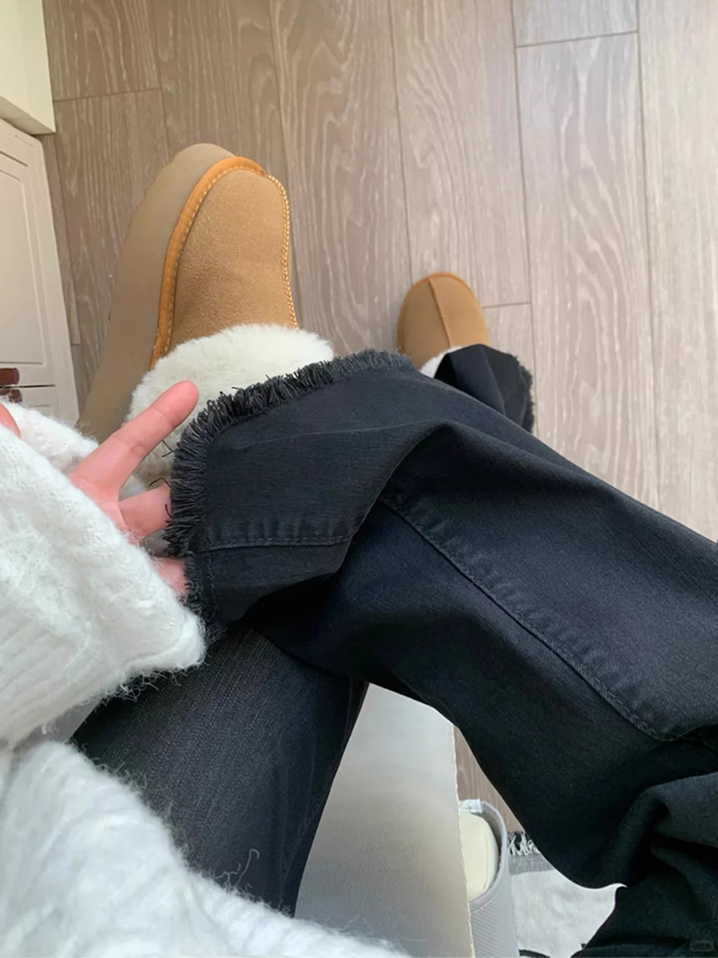 Quần jean nữ La Chapelle viền xù đen, kiểu dáng mới thu đông 2025, ôm dáng, cạp cao, quần chuông lót lông.