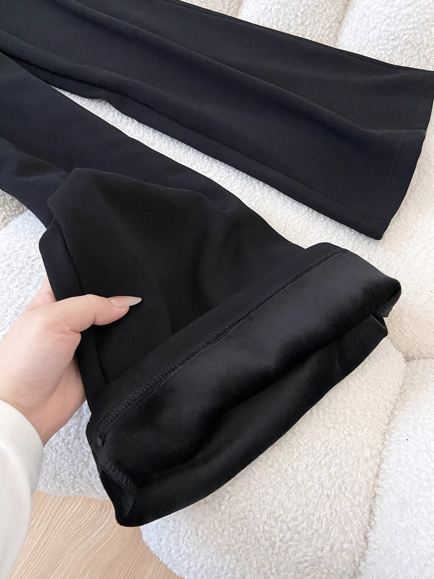 Quần âu nữ La Chapelle chất liệu lông cừu đen dày dặn, ống rộng, kiểu dáng xuông, cạp cao, ôm dáng, mới thu đông 2025