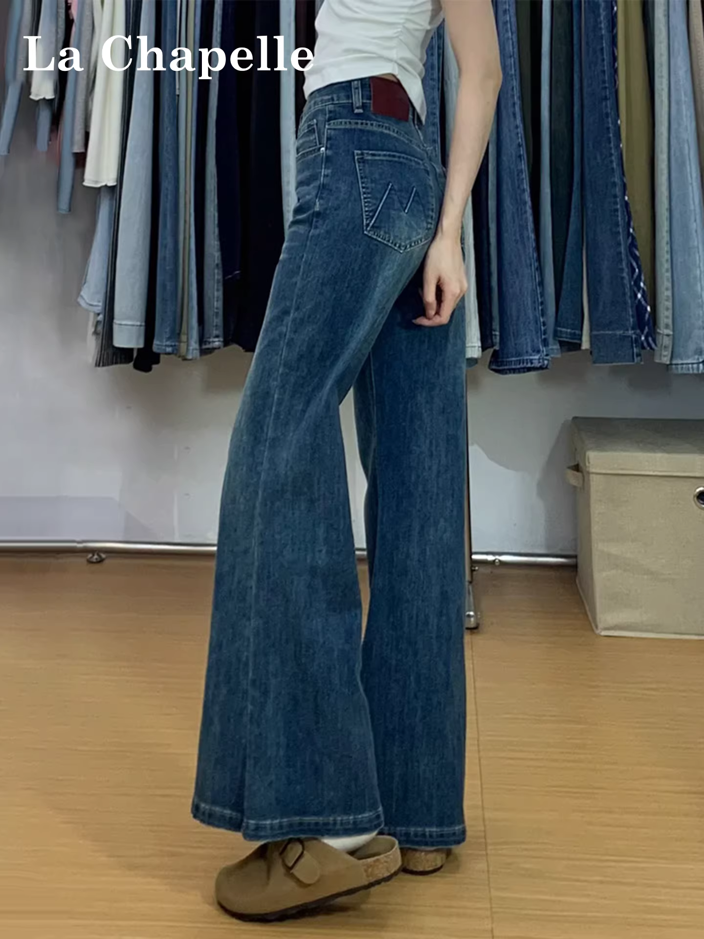 Quần jean nữ La Chapelle lót lông dày, kiểu dáng loe, mẫu mới thu đông 2025, không bó sát, kiểu dáng ống loe.