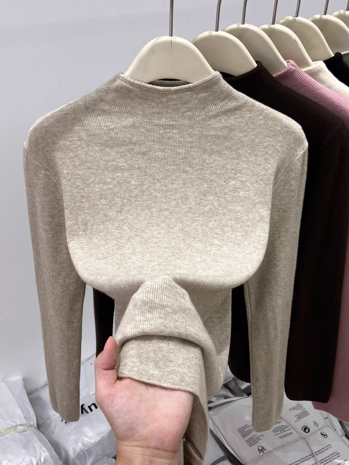 Áo len dệt kim cổ lọ nửa cao màu nâu La Chapelle dành cho nữ, mẫu mới thu đông 2025, kiểu ôm sát, áo lót mặc trong