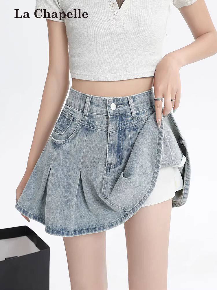 Váy denim lưng cao màu sáng La Chapelle dành cho nữ, váy ngắn xếp ly dáng chữ A tôn dáng mùa hè mới 2025.