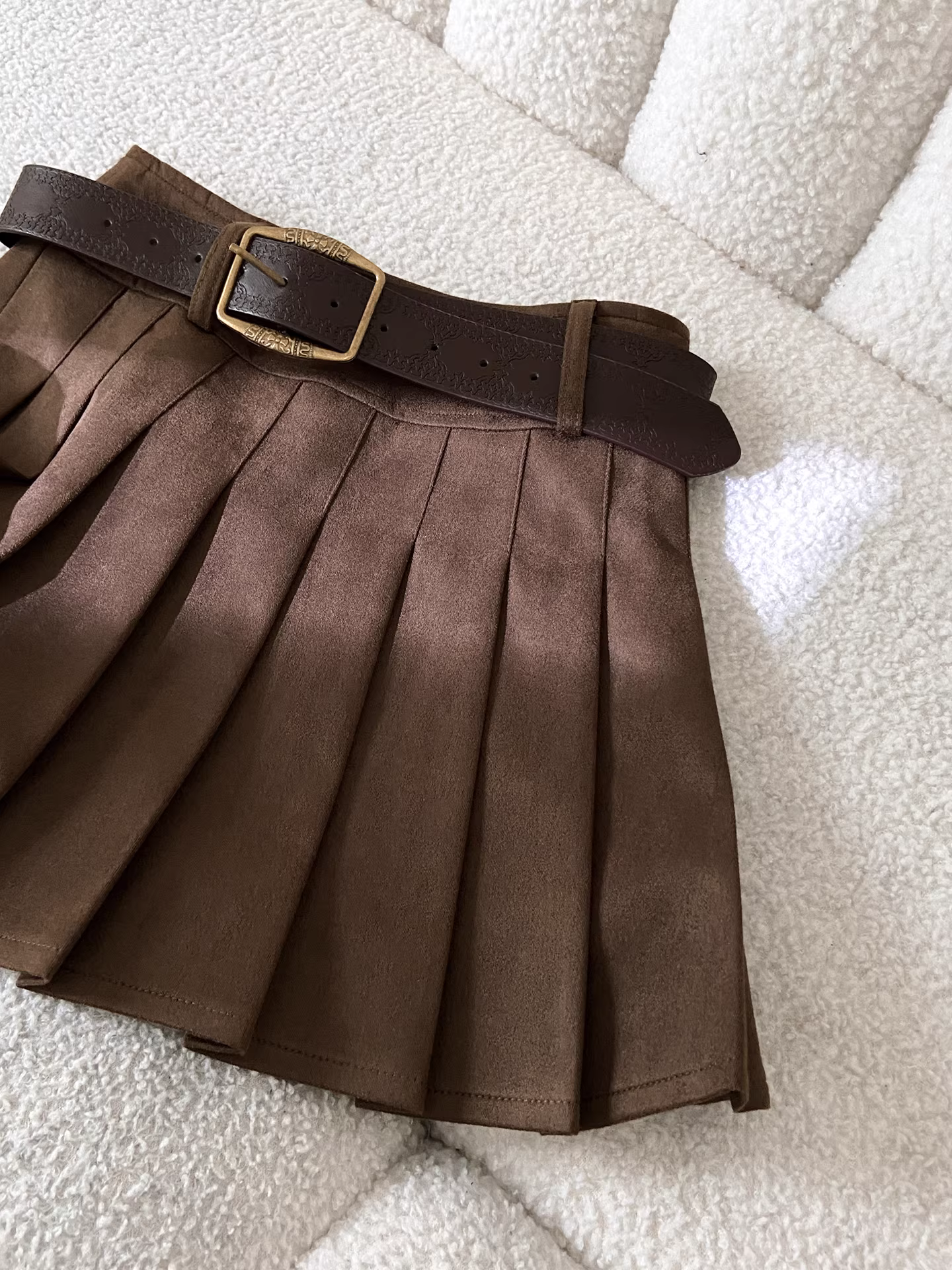 Chân váy xếp ly cao eo màu cà phê La Chapelle dành cho nữ, mẫu mới thu đông 2025, có dây lưng, kiểu dáng nhỏ nhắn, ngắn, phong cách thường ngày