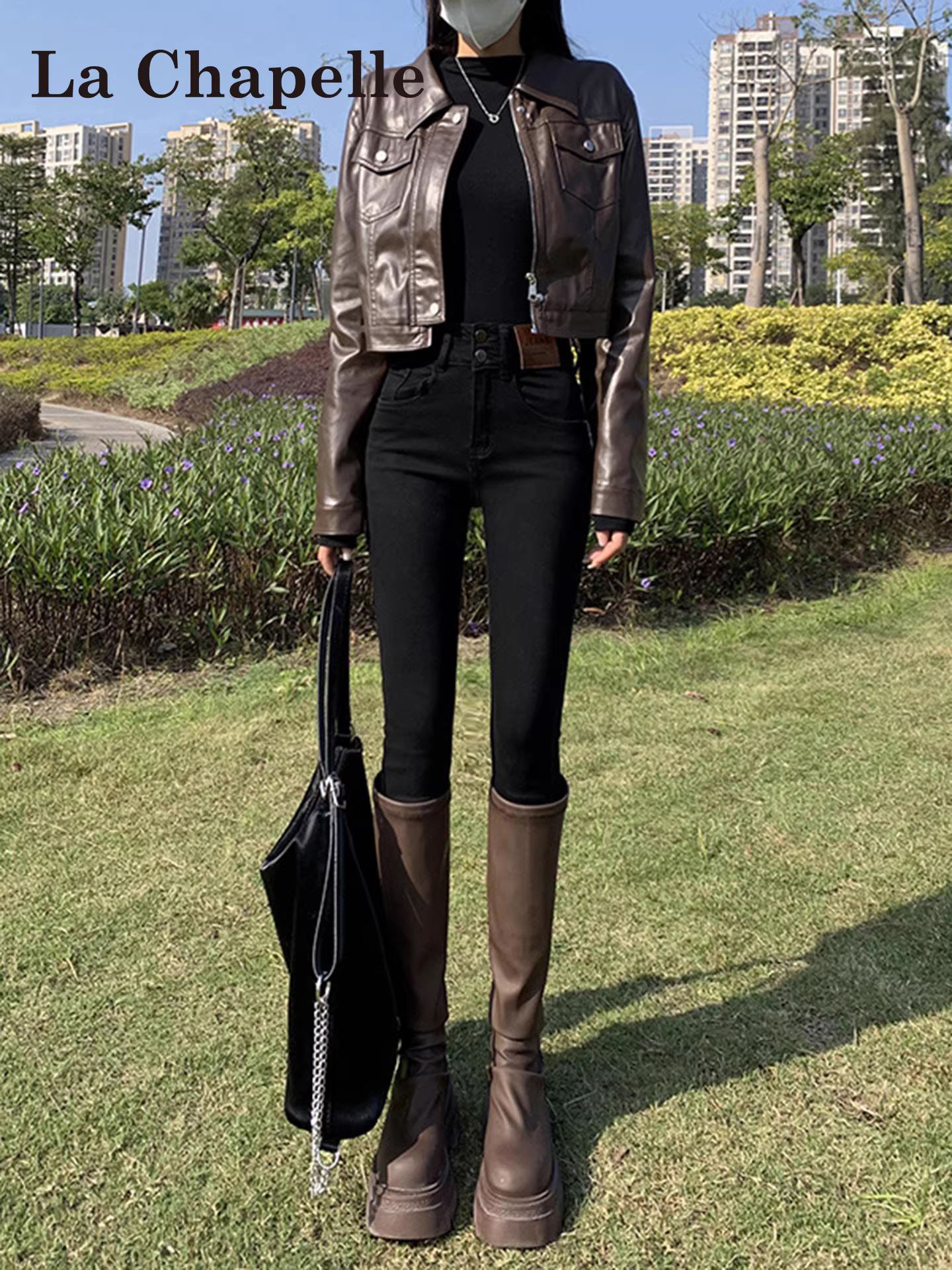 Quần jeans nữ La Chapelle chất liệu nỉ đen dày dặn, kiểu dáng ôm sát, mảnh mai, mùa thu đông 2025.