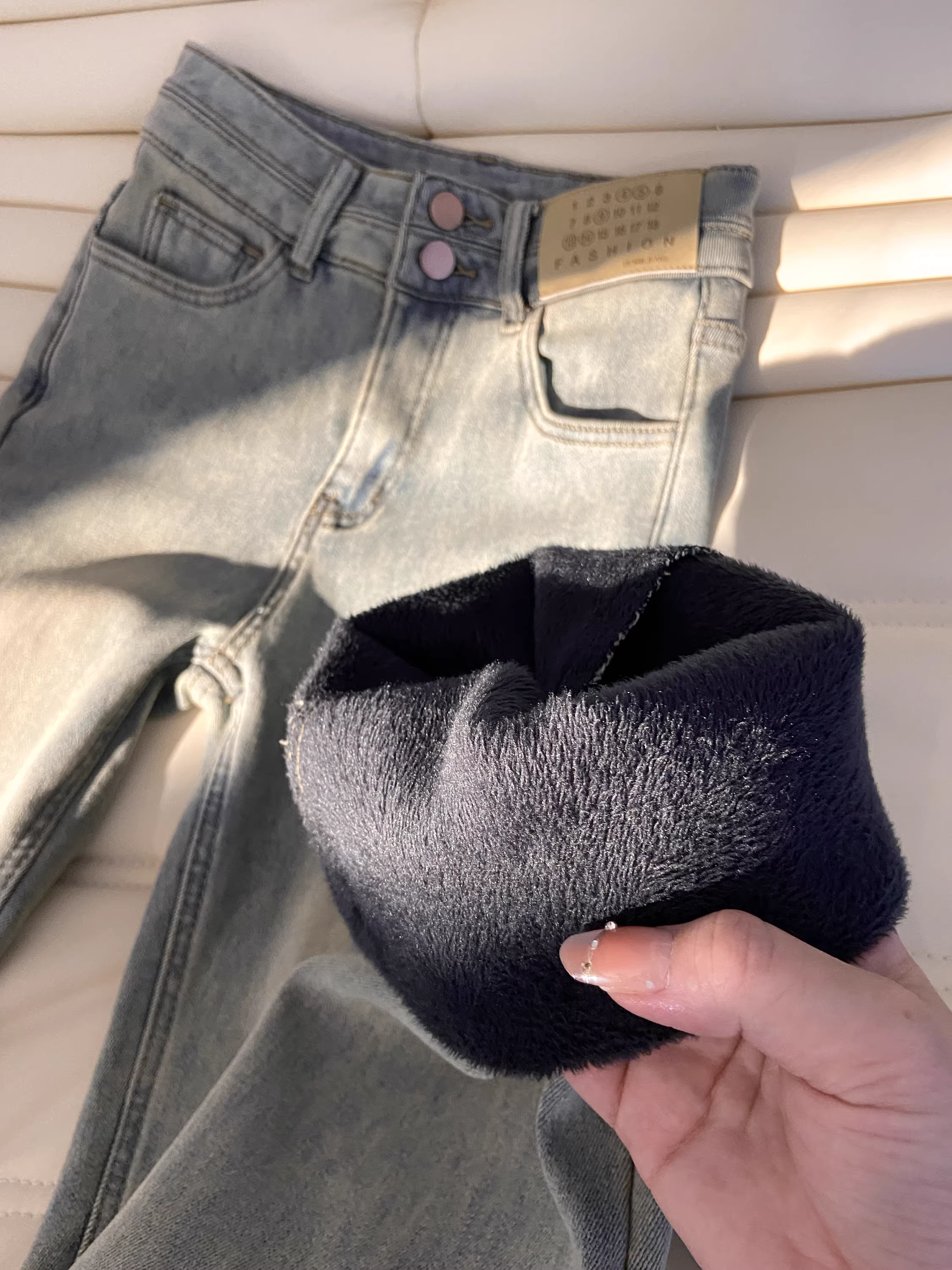 Quần jeans nữ La Chapelle màu xanh đậm, dáng loe, dày dặn, kiểu dáng ôm sát, xu hướng thu đông 2025.