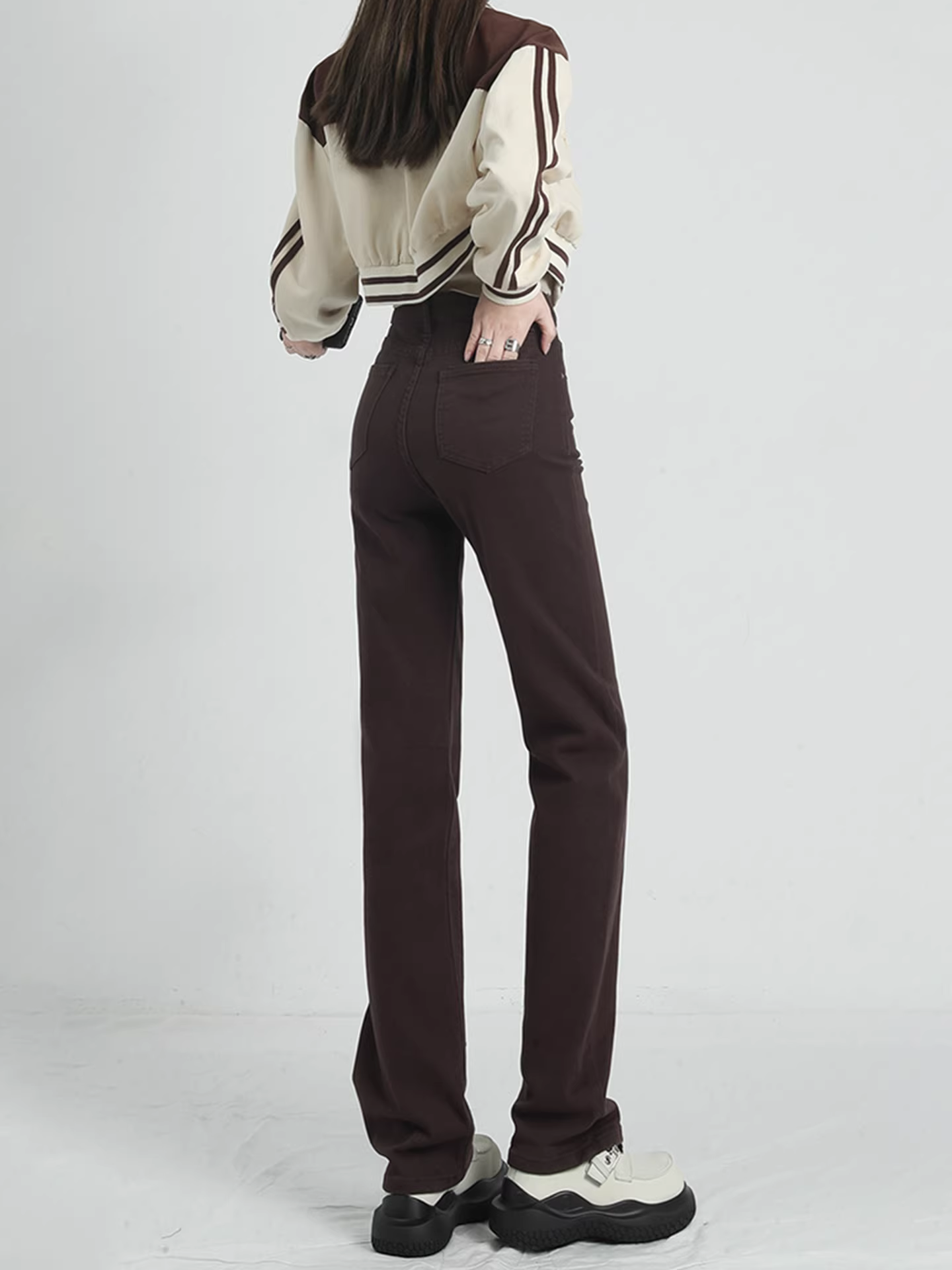 Quần jeans La Chapelle màu kaki dáng ôm thẳng dành cho nữ, mẫu mới thu đông 2025, cạp cao, kiểu dáng nhỏ nhắn.