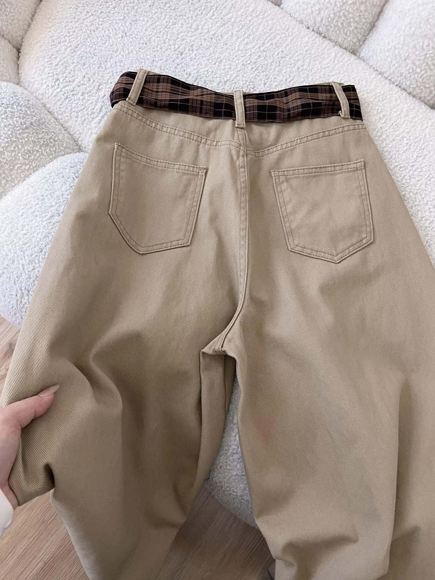 Quần jeans nữ La Chapelle kiểu Mỹ màu be, cạp cao, vạt cong, dáng rộng, chất liệu mềm mại, xu hướng thu đông 2025