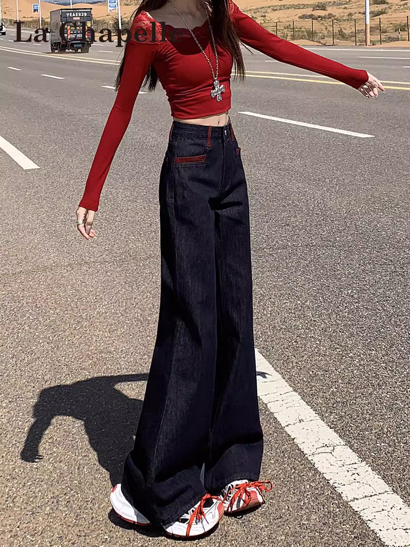 Quần jeans xanh đậm dáng loe La Chapelle dành cho nữ, mẫu mới thu đông 2025, cạp cao, ôm dáng, không bó sát.