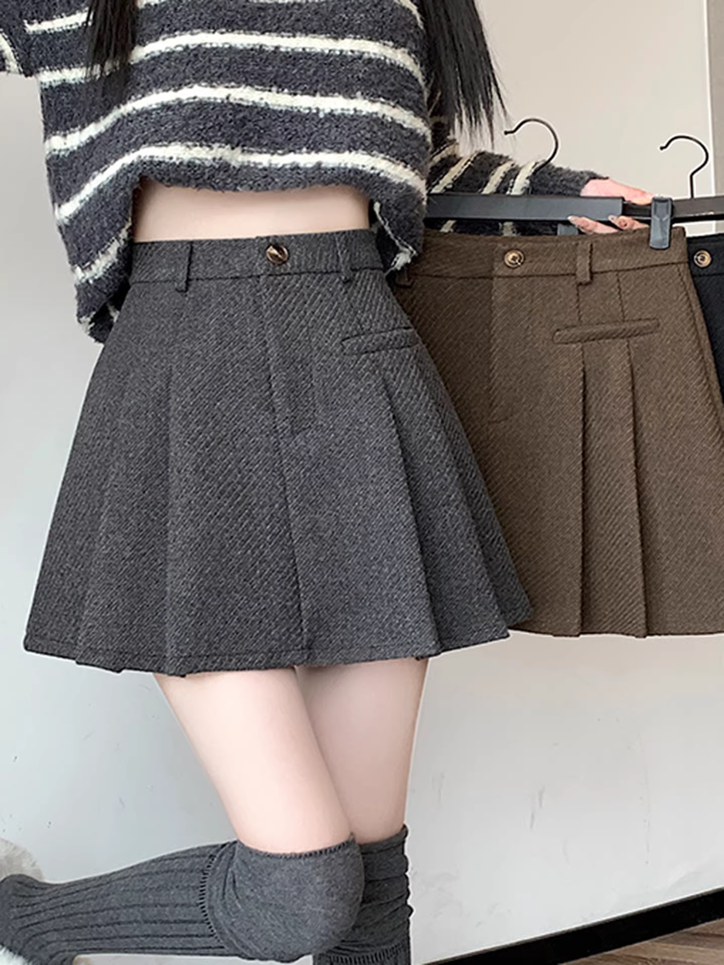 Váy xếp ly màu nâu La Chapelle dành cho nữ, mẫu mới thu đông 2025, cạp cao, dáng ôm, kiểu chữ A, ngắn