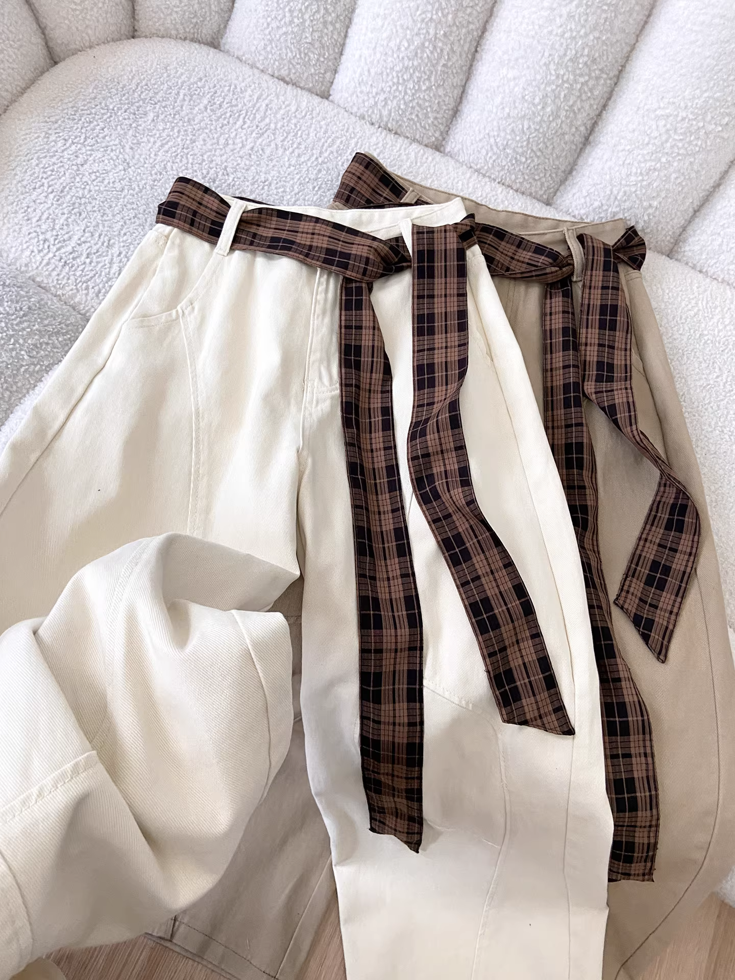 Quần jeans nữ La Chapelle kiểu Mỹ màu be, cạp cao, vạt cong, dáng rộng, chất liệu mềm mại, xu hướng thu đông 2025