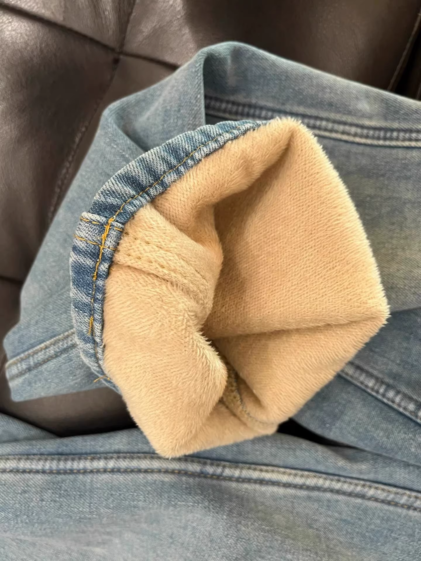 Quần jeans ống rộng dáng suông dày dặn lót lông màu sáng La Chapelle dành cho nữ, mẫu mới thu đông 2025, cạp cao