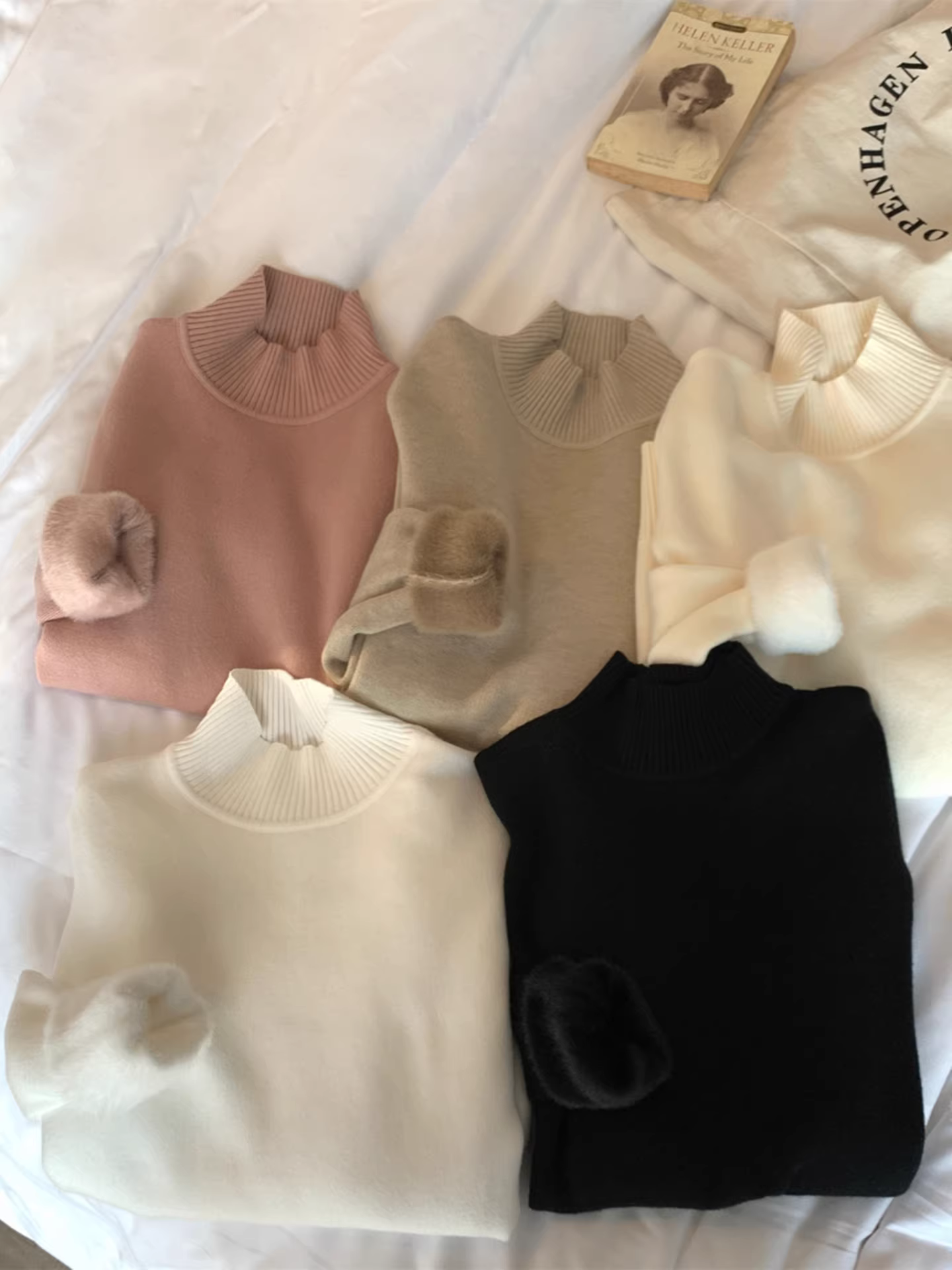 Áo len dệt kim cổ cao nửa cổ màu bột mì La Chapelle dành cho nữ, áo len lót trong mùa thu đông 2025.