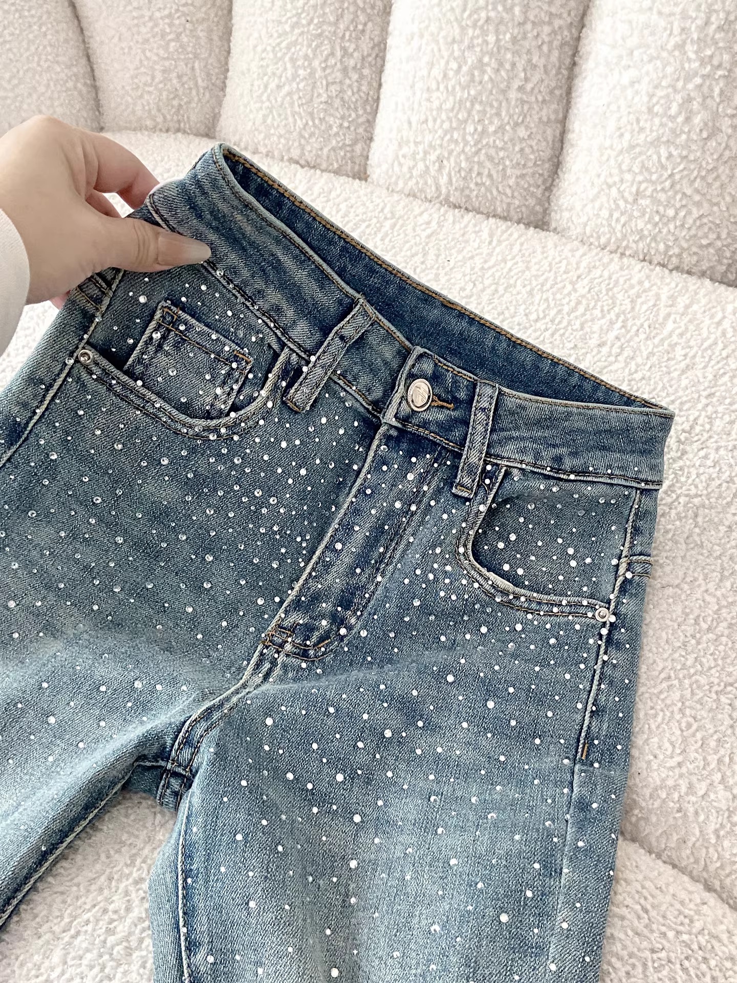 Quần jeans nữ La Chapelle màu sáng, dáng loe, không bó sát, kiểu mới thu đông 2025, cạp cao, đính đá, tôn dáng, ống chuông