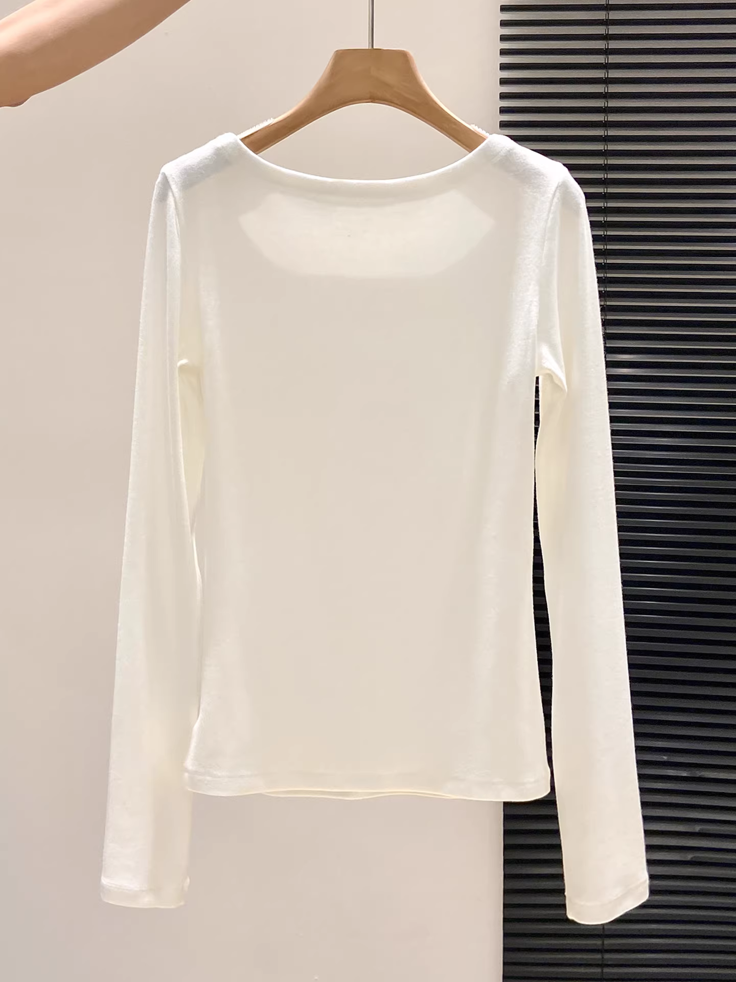 Áo thun nữ in chữ trắng La Chapelle 2025 mới thu đông cổ tròn ôm dáng mặc trong