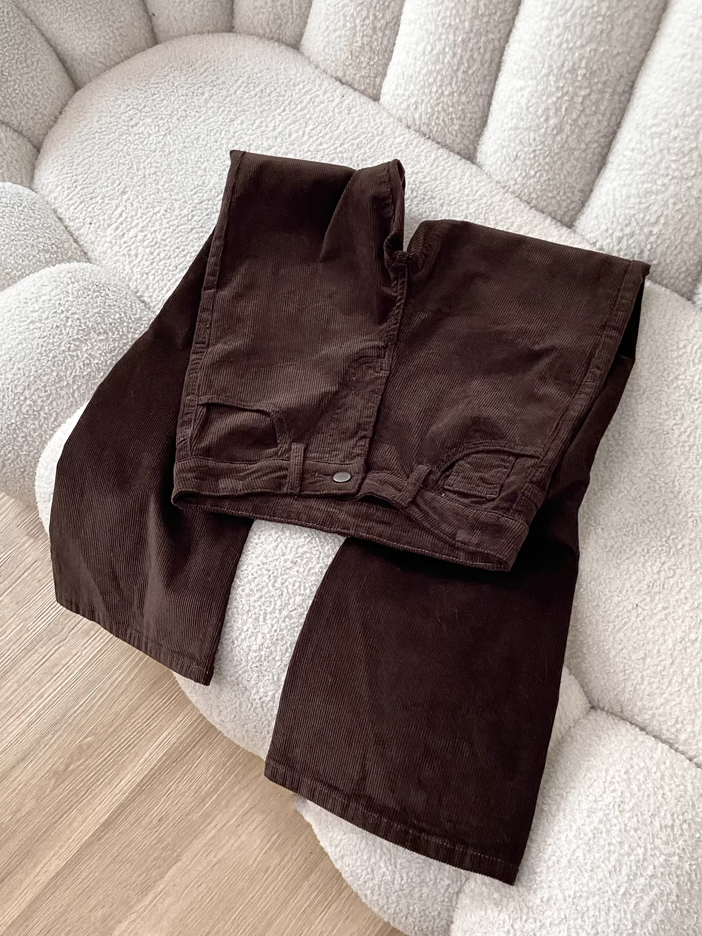 Quần ống loe dày dặn lót lông cừu La Chapelle dành cho nữ, mẫu mới thu đông 2025, cạp cao, ôm dáng, chất liệu nhung tăm.