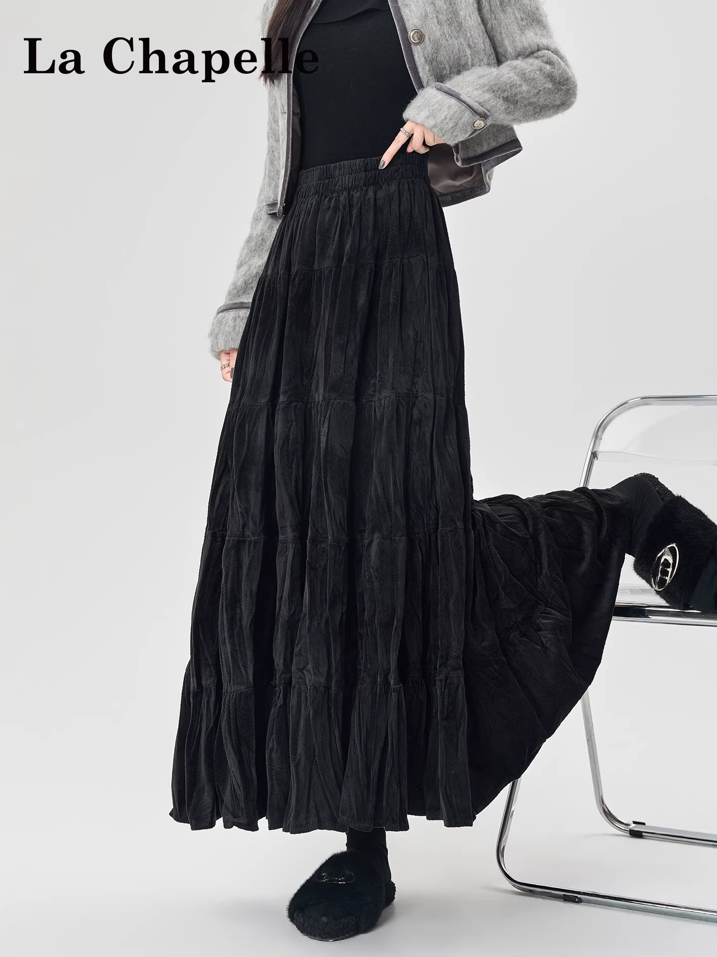 Váy xếp ly đen La Chapelle dành cho nữ, mẫu mới thu đông 2025, cạp cao, dáng chữ A, dài ngang đùi