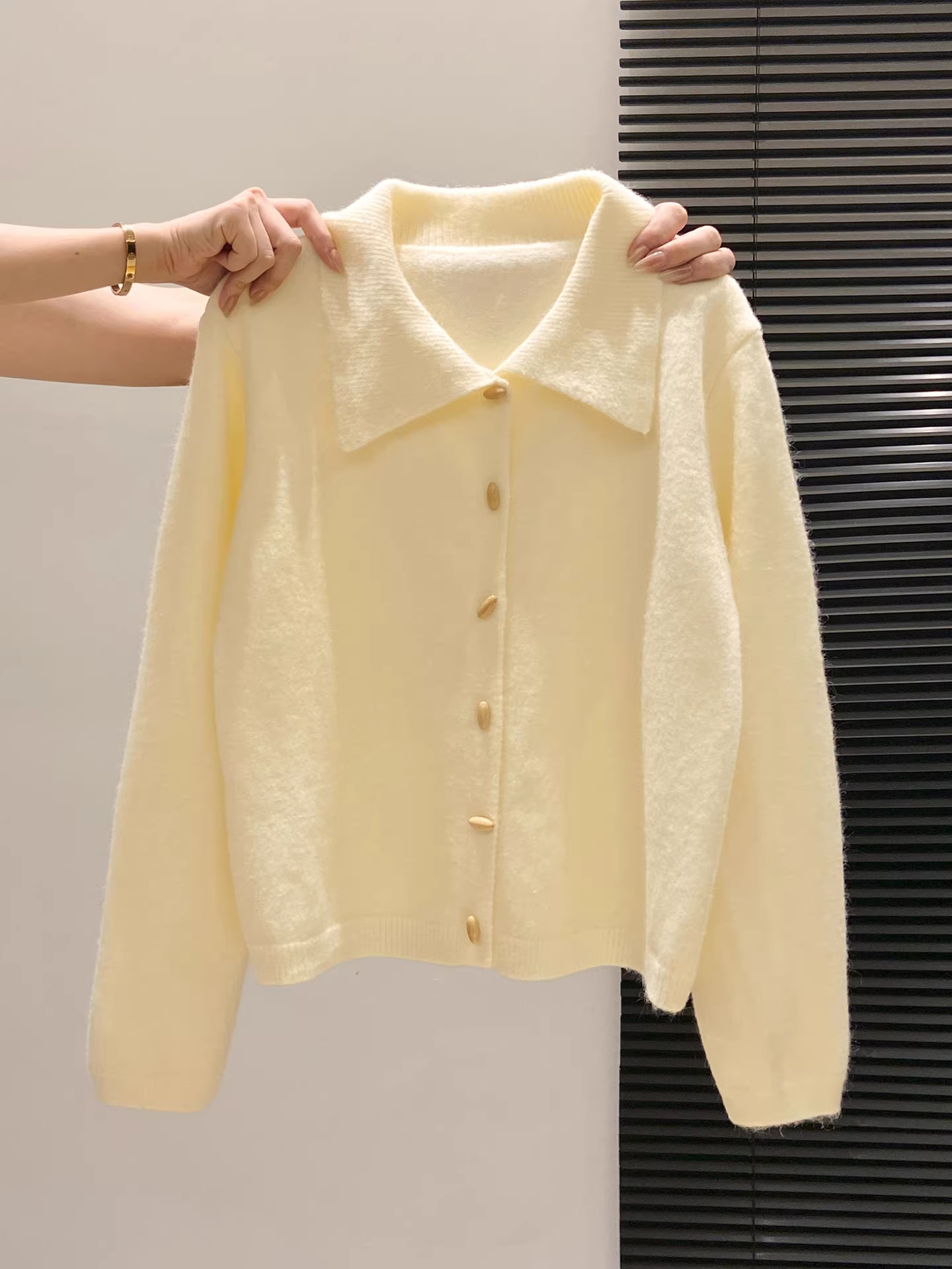 Áo len dệt kim cổ trụ màu vàng La Chapelle dành cho nữ, mẫu mới thu đông 2025, kiểu dáng thanh lịch, dáng ngắn.