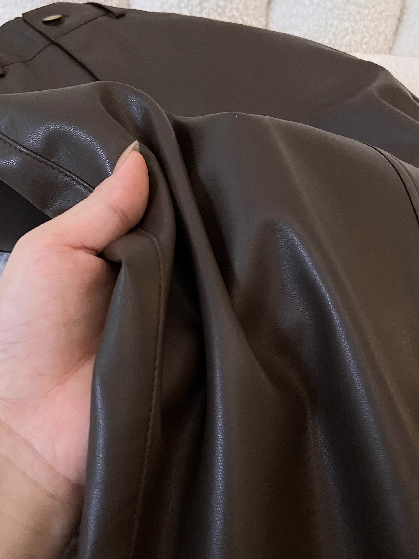 Váy da PU màu cà phê dáng xòe La Chapelle dành cho nữ, mẫu mới thu đông 2025, cạp cao, dài ngang đùi, kiểu dáng chữ A ôm sát.