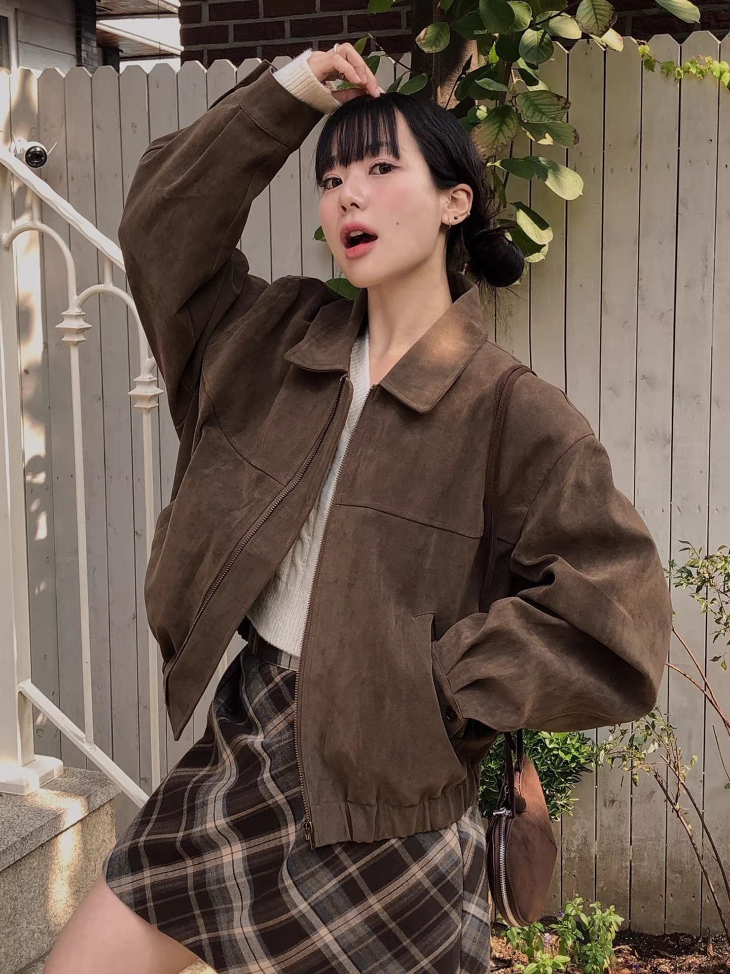 Áo khoác dài tay La Chapelle dành cho nữ, kiểu mới thu đông 2025, áo ngắn bằng da lộn có khóa kéo, dáng rộng.