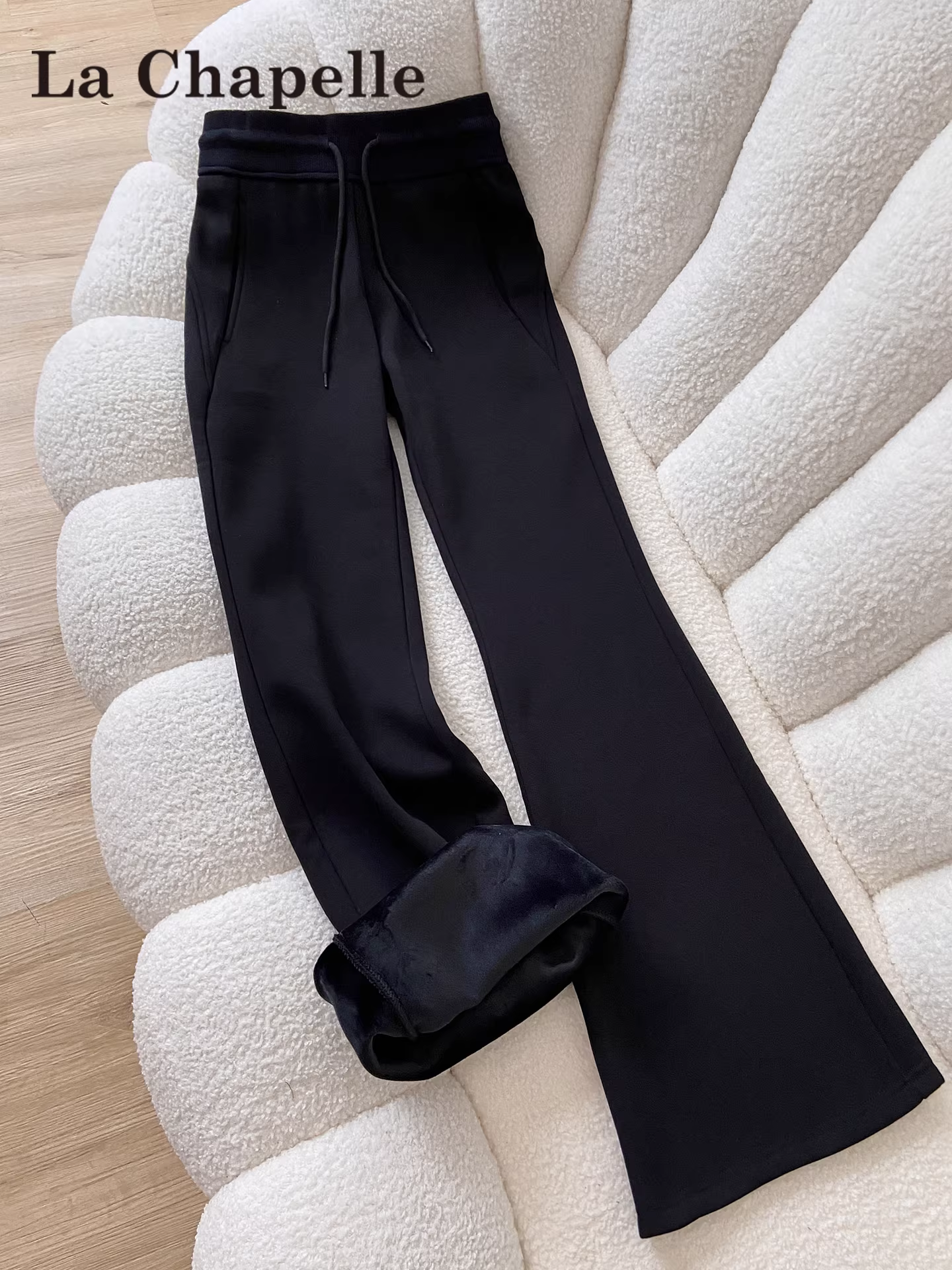 Quần thể thao ống loe dáng ôm, lót lông cừu đen La Chapelle dành cho nữ, mẫu mới thu đông 2025, cạp cao