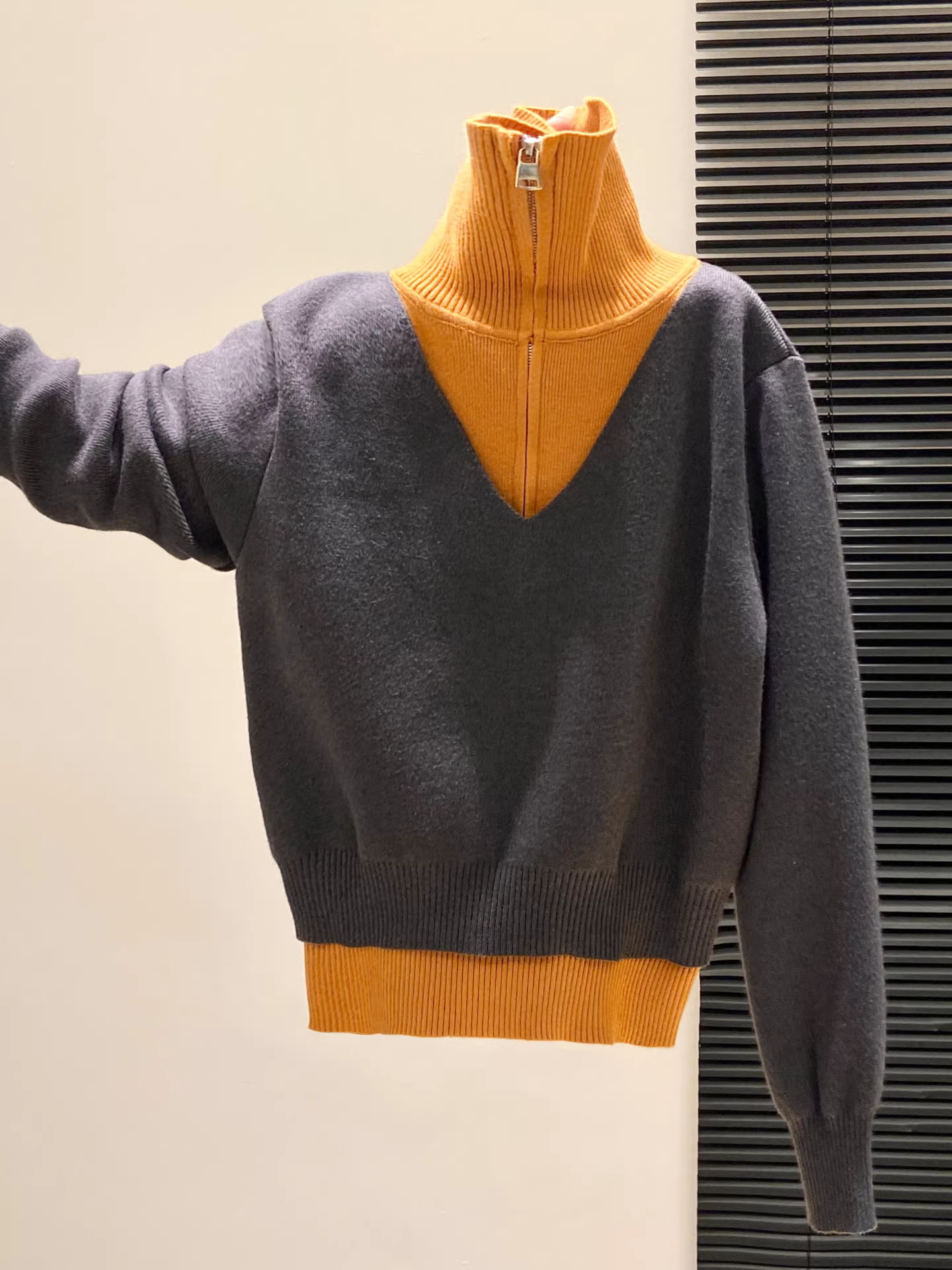 Áo len dệt kim cổ polo phối màu cà phê La Chapelle dành cho nữ, mẫu mới thu đông 2025, kiểu áo hai lớp giả.