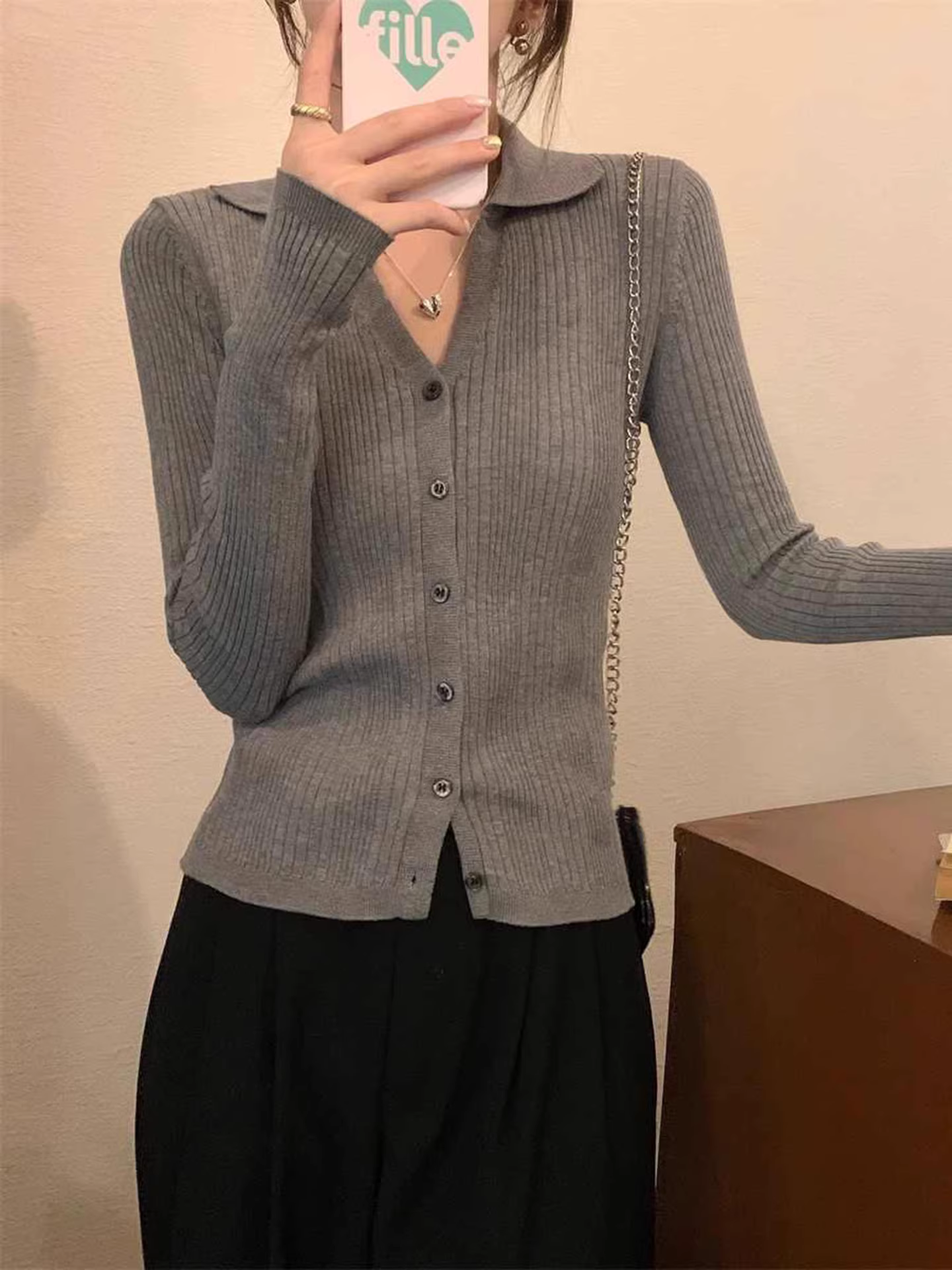 Áo cardigan len cổ polo màu xám La Chapelle dành cho nữ, mẫu mới thu đông 2025, kiểu dáng ôm body.