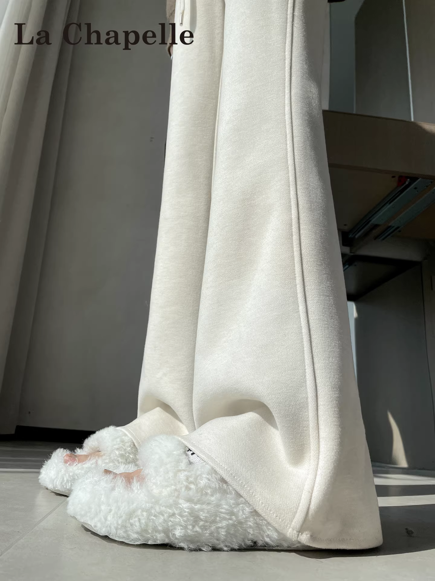 Quần ống loe lót lông cừu trắng La Chapelle dành cho nữ 2025 mới thu đông quần thể thao dáng chuông cạp cao giảm béo