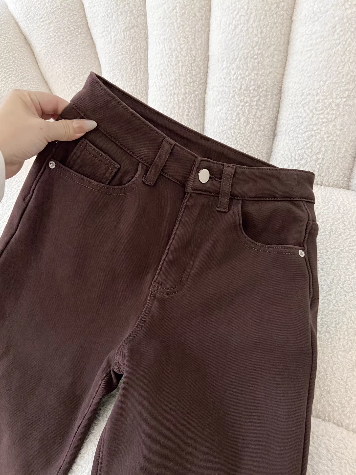 Quần jeans ống rộng dày dặn lót lông nâu La Chapelle dành cho nữ, mẫu mới thu đông 2025, kiểu dáng ôm sát thẳng.