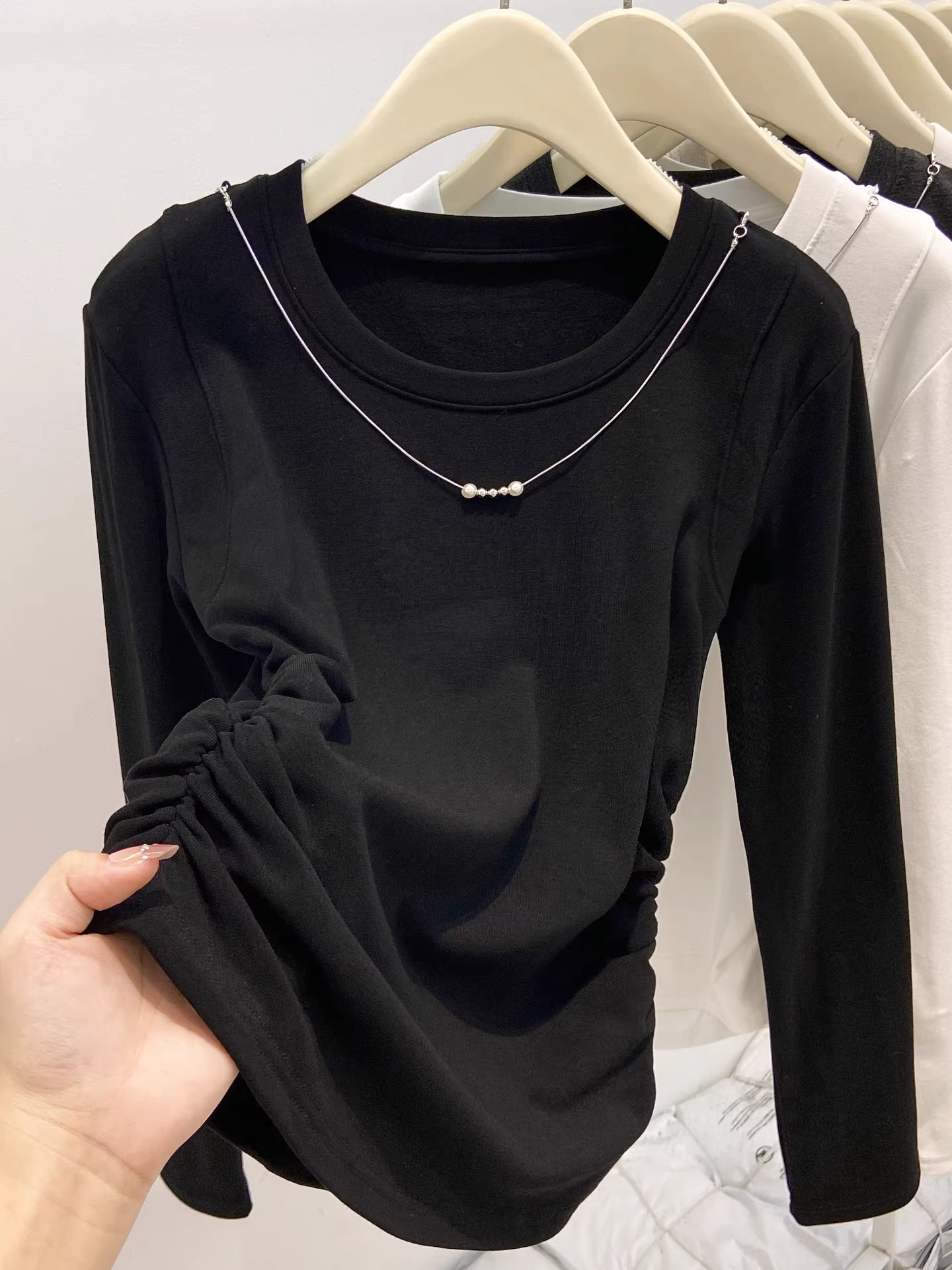 Áo thun nữ tay dài cổ tròn màu đen La Chapelle, kiểu dáng xếp ly tôn dáng, mùa thu đông 2025