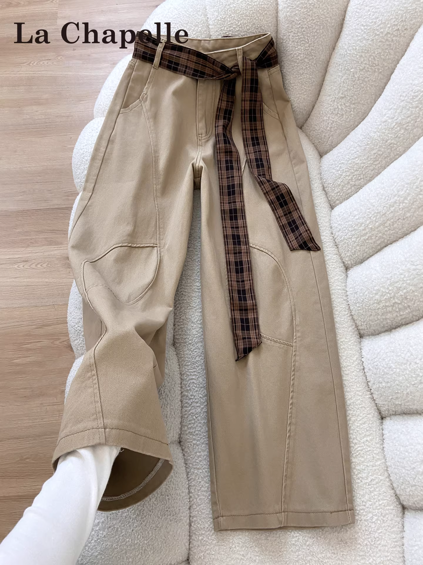 Quần jeans ống rộng màu kaki La Chapelle kiểu retro dành cho nữ, mẫu mới thu đông 2025, cạp cao, dáng rộng, chất liệu mềm mại.