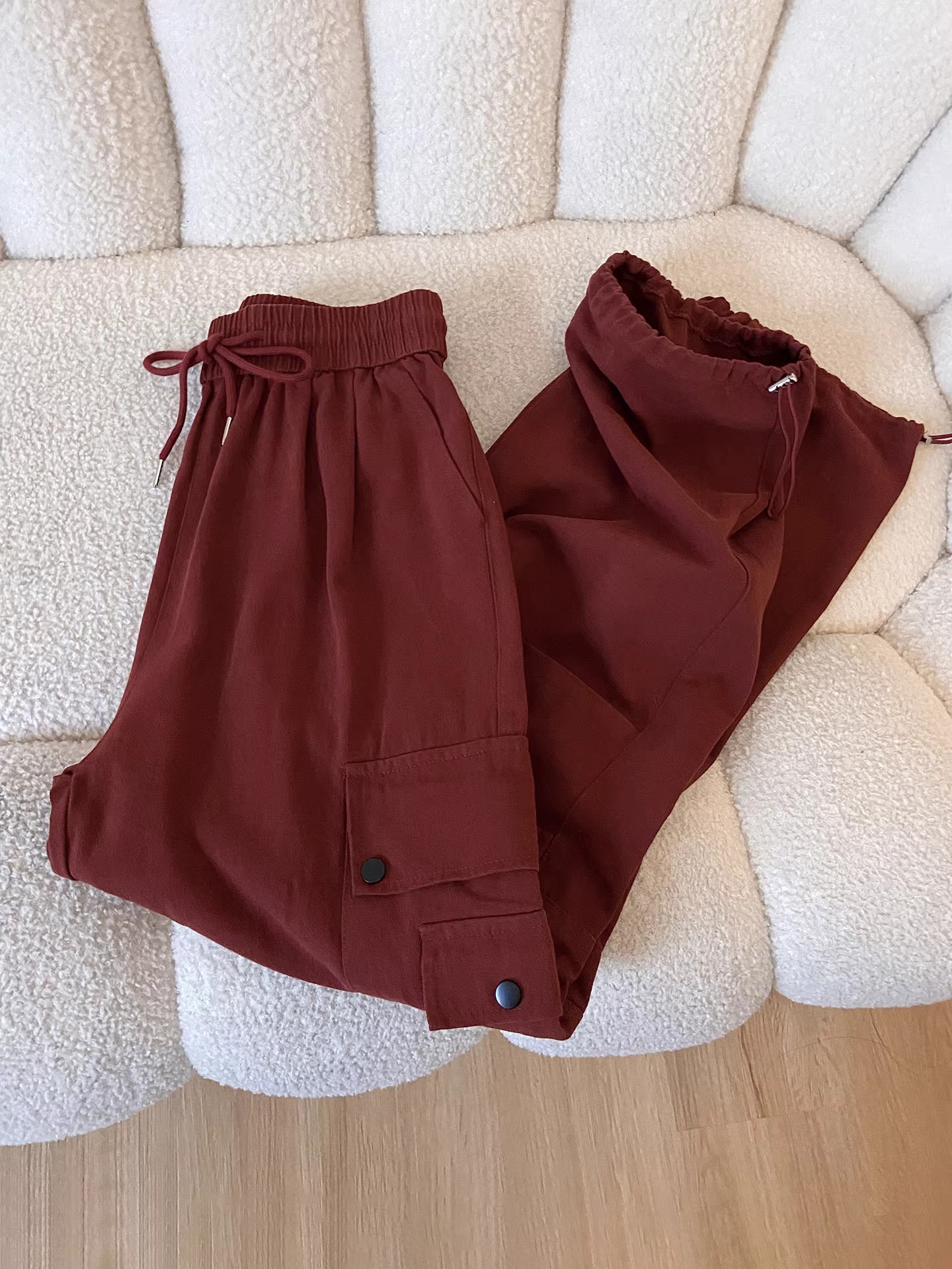 Quần cargo ống rộng kiểu Mỹ La Chapelle màu đỏ dành cho nữ, mẫu mới thu đông 2025, lót lông giữ ấm, phong cách thể thao, thời trang.