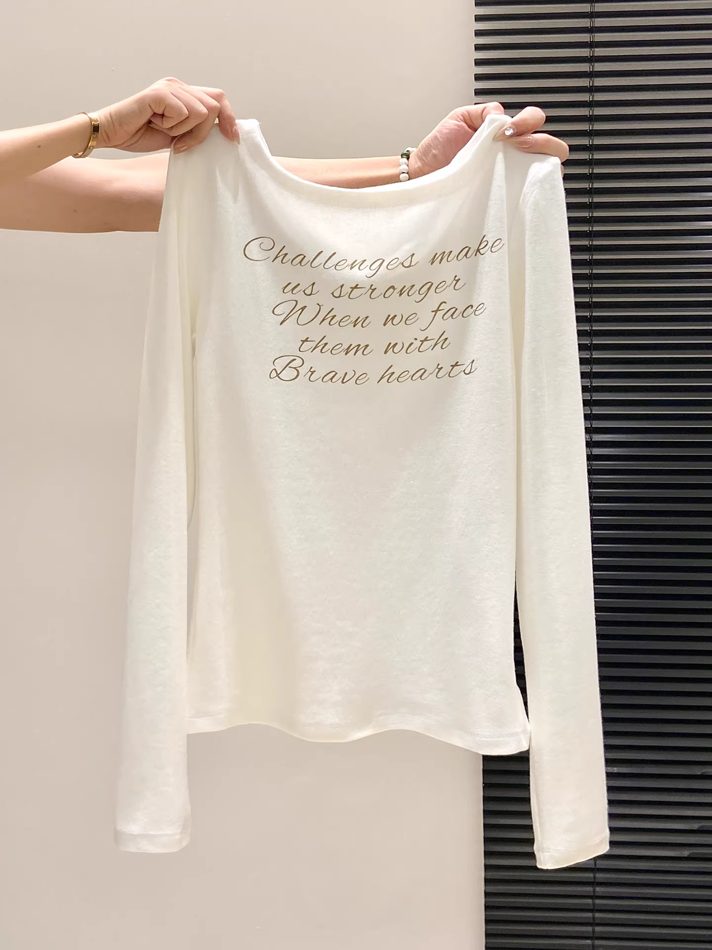 Áo thun nữ in chữ trắng La Chapelle 2025 mới thu đông cổ tròn ôm dáng mặc trong