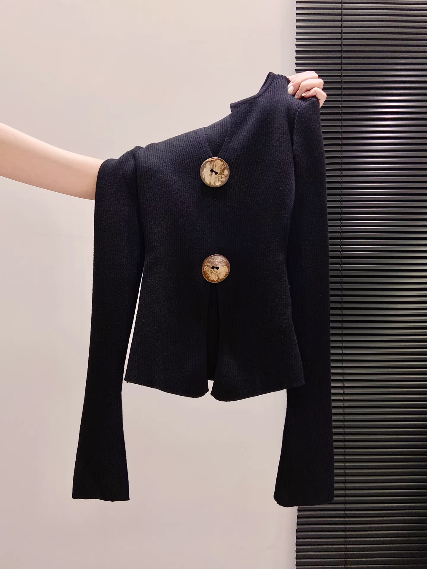 Áo len đen dài tay La Chapelle dành cho nữ, thu đông 2025, kiểu ôm sát, có đường xẻ tà ở dưới.