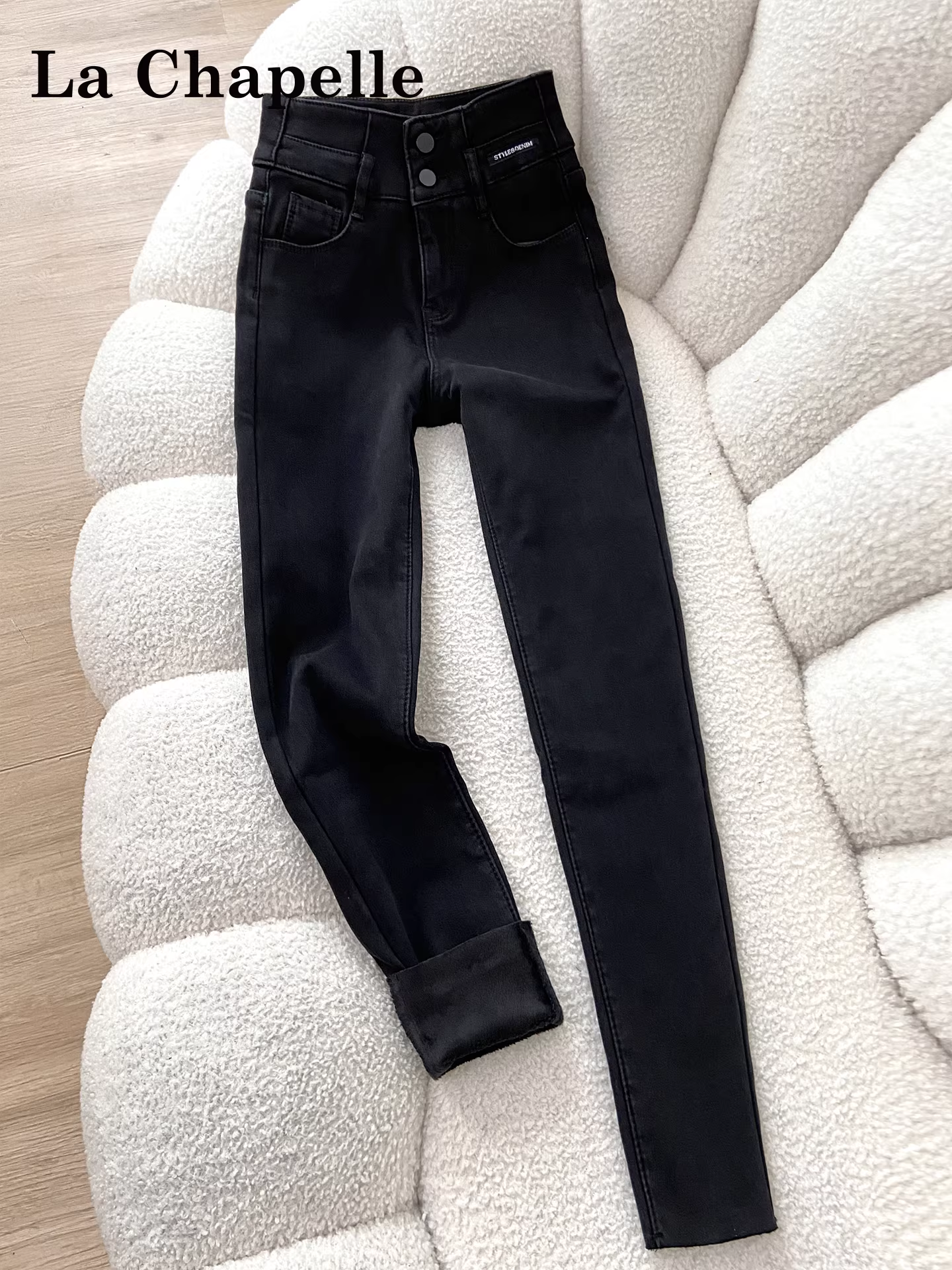 Quần jean nữ La Chapelle màu đen, lót lông cừu dày, kiểu dáng ôm sát, chất liệu co giãn, mùa thu đông 2025.