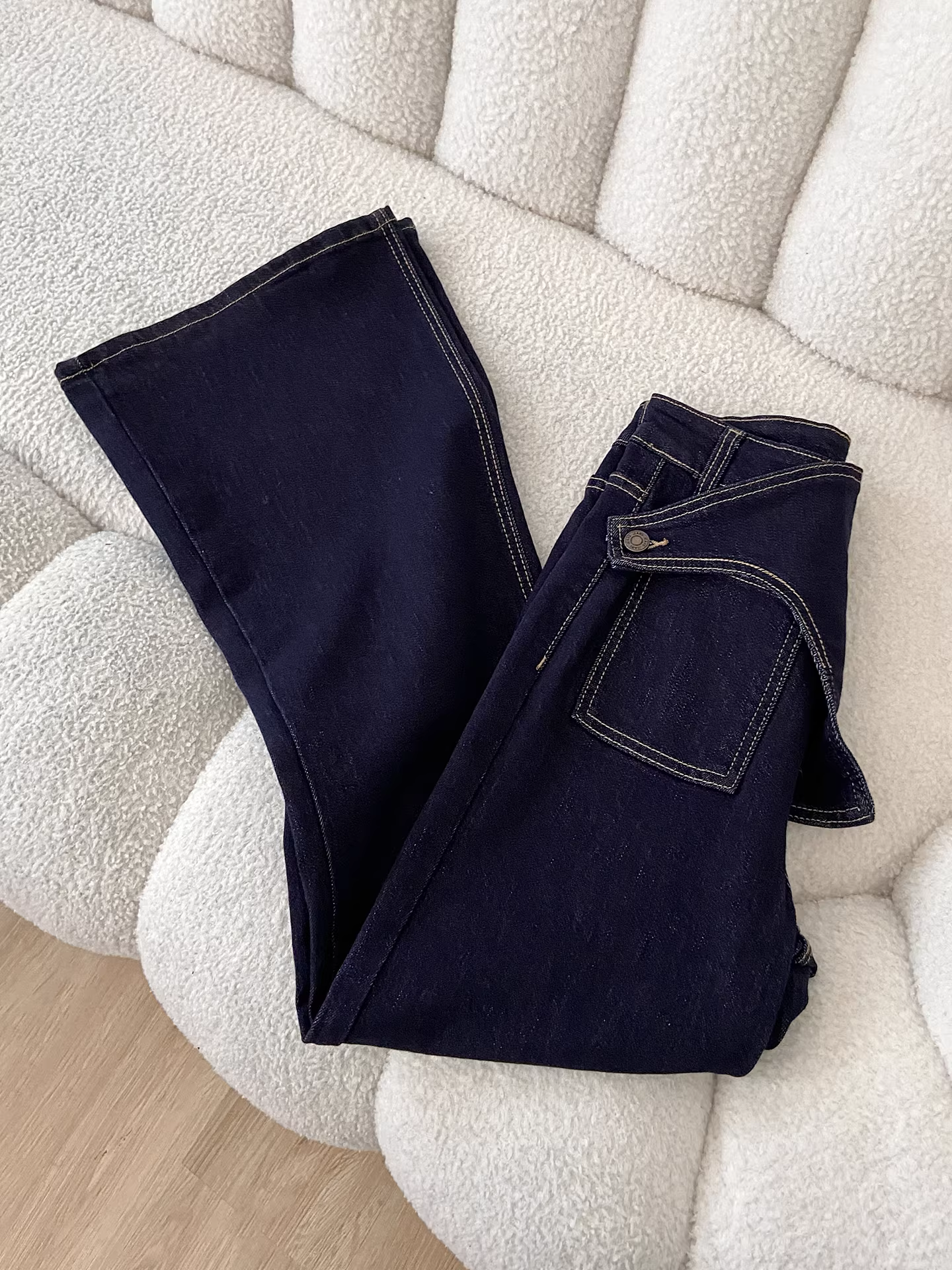 Quần jeans xòe cao cấp màu xanh đậm kiểu Mỹ La Chapelle dành cho nữ, mẫu mới thu đông 2025, không bó sát.