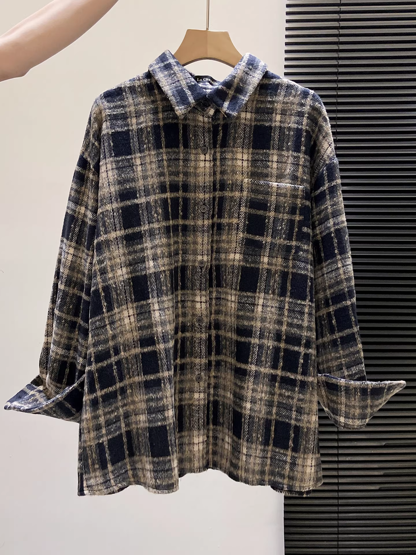 Áo sơ mi kẻ caro dày dặn La Chapelle tay dài dành cho nữ, mẫu mới thu đông 2025, kiểu dáng năng động, dễ phối đồ.