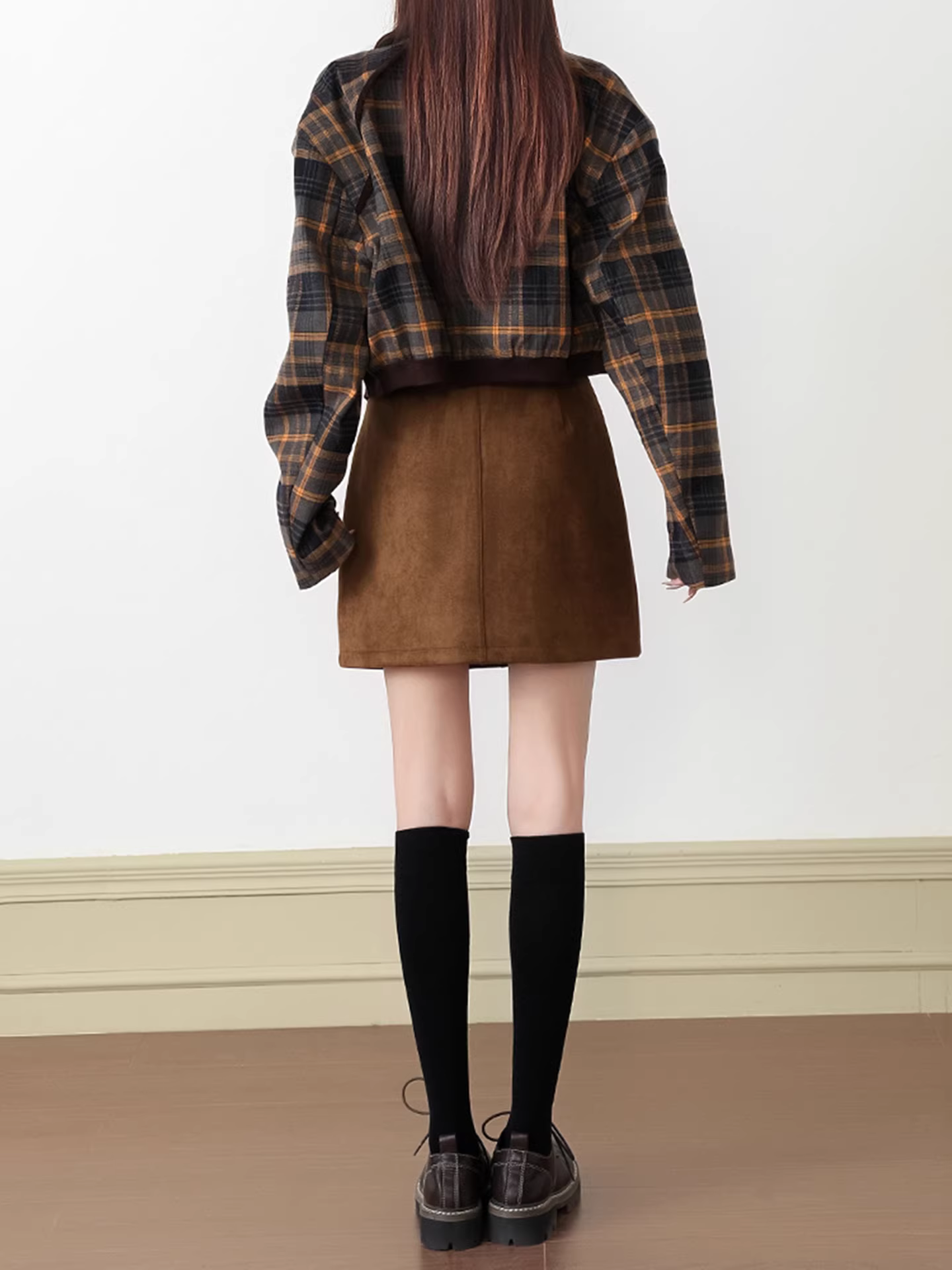 Váy da lộn nâu La Chapelle dành cho nữ 2025, kiểu dáng mới thu đông, cạp cao, tôn dáng, ôm body, ngắn.