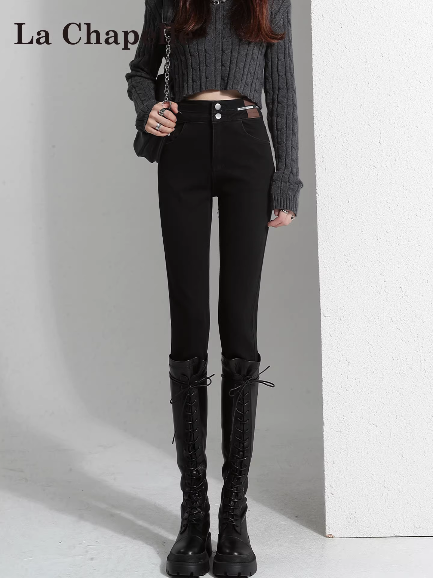 Quần jeans nữ La Chapelle chất liệu nỉ đen dày dặn, kiểu dáng ôm sát, cạp cao, mùa thu đông 2025.