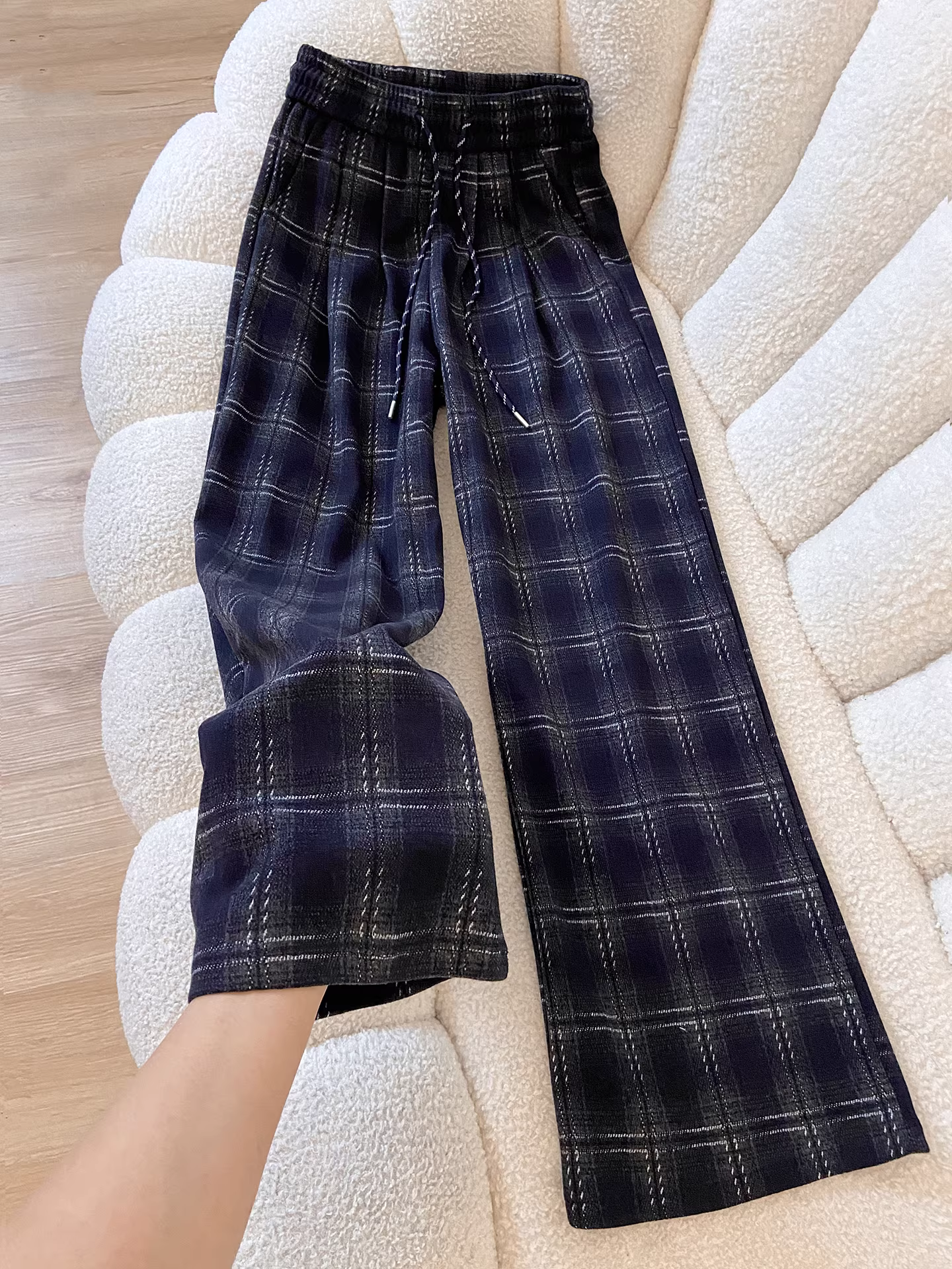 Quần âu nữ La Chapelle kẻ xanh caro dáng rộng, kiểu dáng xuông, cạp cao, phong cách thoải mái, mùa thu đông 2025