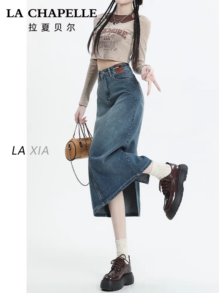 Chân váy denim xẻ tà La Chapelle dành cho nữ, mẫu mới thu đông 2025, cạp cao, dáng chữ A, dài qua gối.