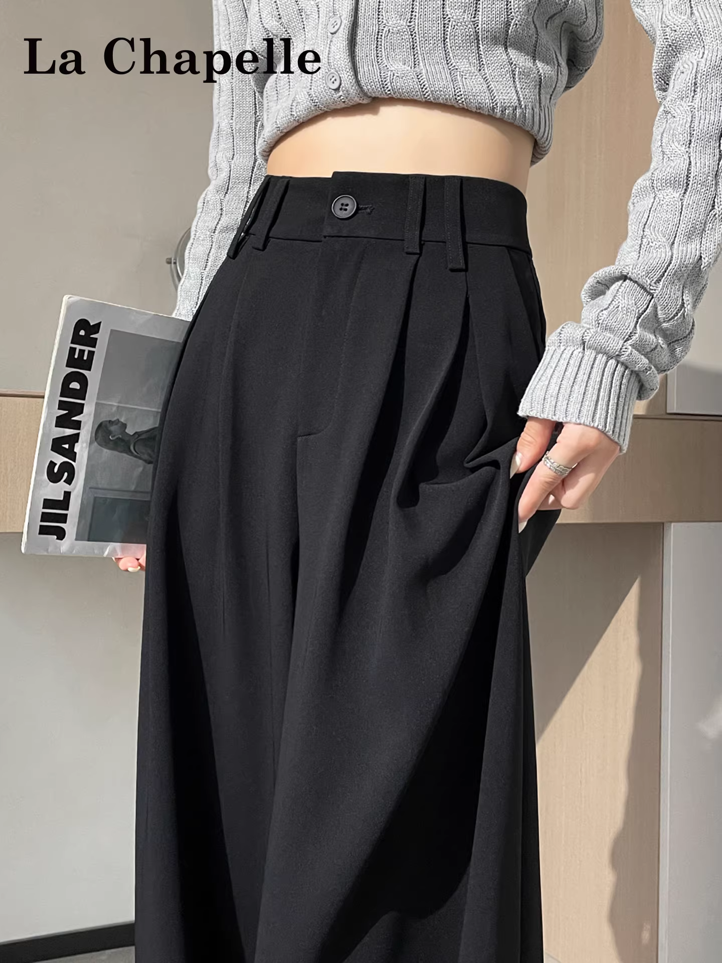 Quần âu nữ La Chapelle chất liệu nỉ đen dày, ống rộng, kiểu dáng mới thu đông 2025, dáng suông, chất liệu thoải mái.